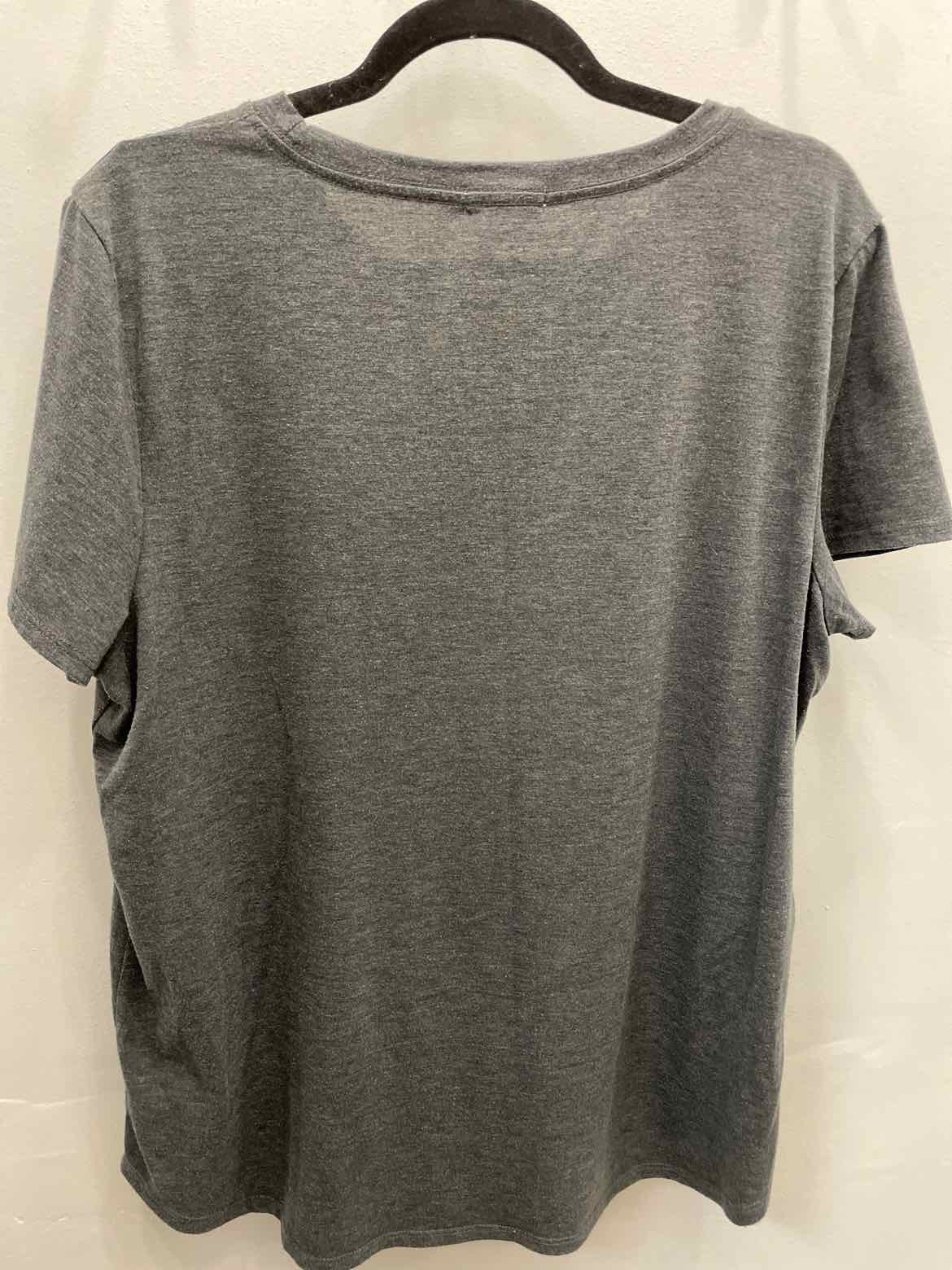 Maurices "My heart belongs in Wisconsin" graphic tee Size XL Gray Top