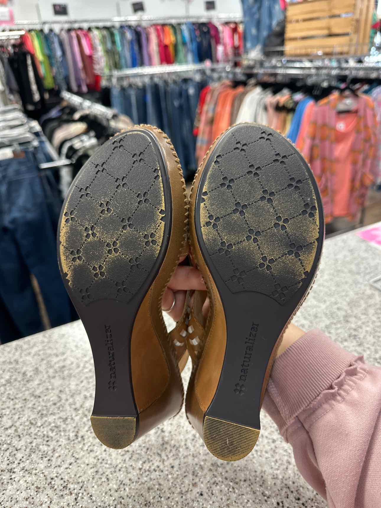 NATURALIZER Size 9 Camel sandal