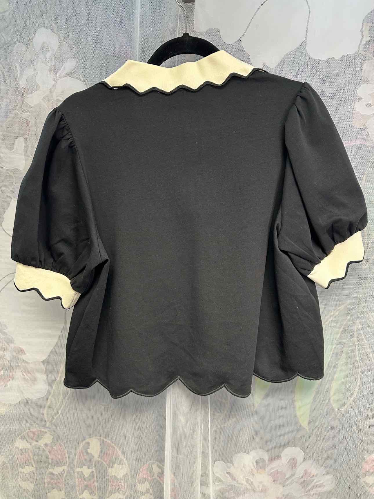 entro NEW NWT Cropped Puffy Short Sleeve Scalloped Blouse Size Large Black Top
