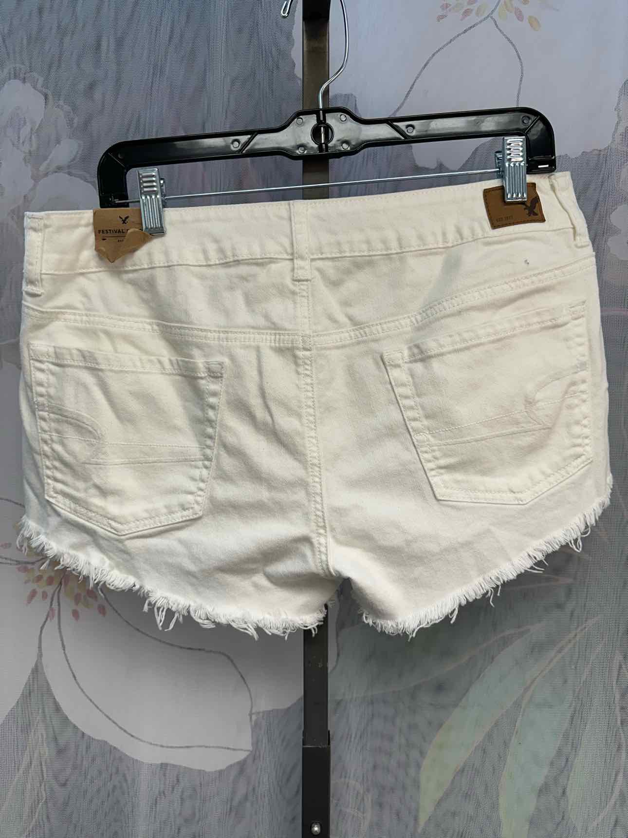 American Eagle Size 12 White Shorts