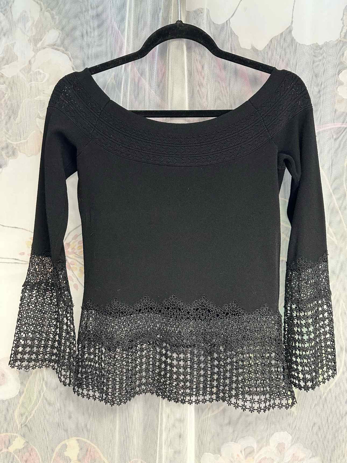 Elie Tahari Crochet Lace Flowy Long Sleeve Wide Neck Size XS Black Top