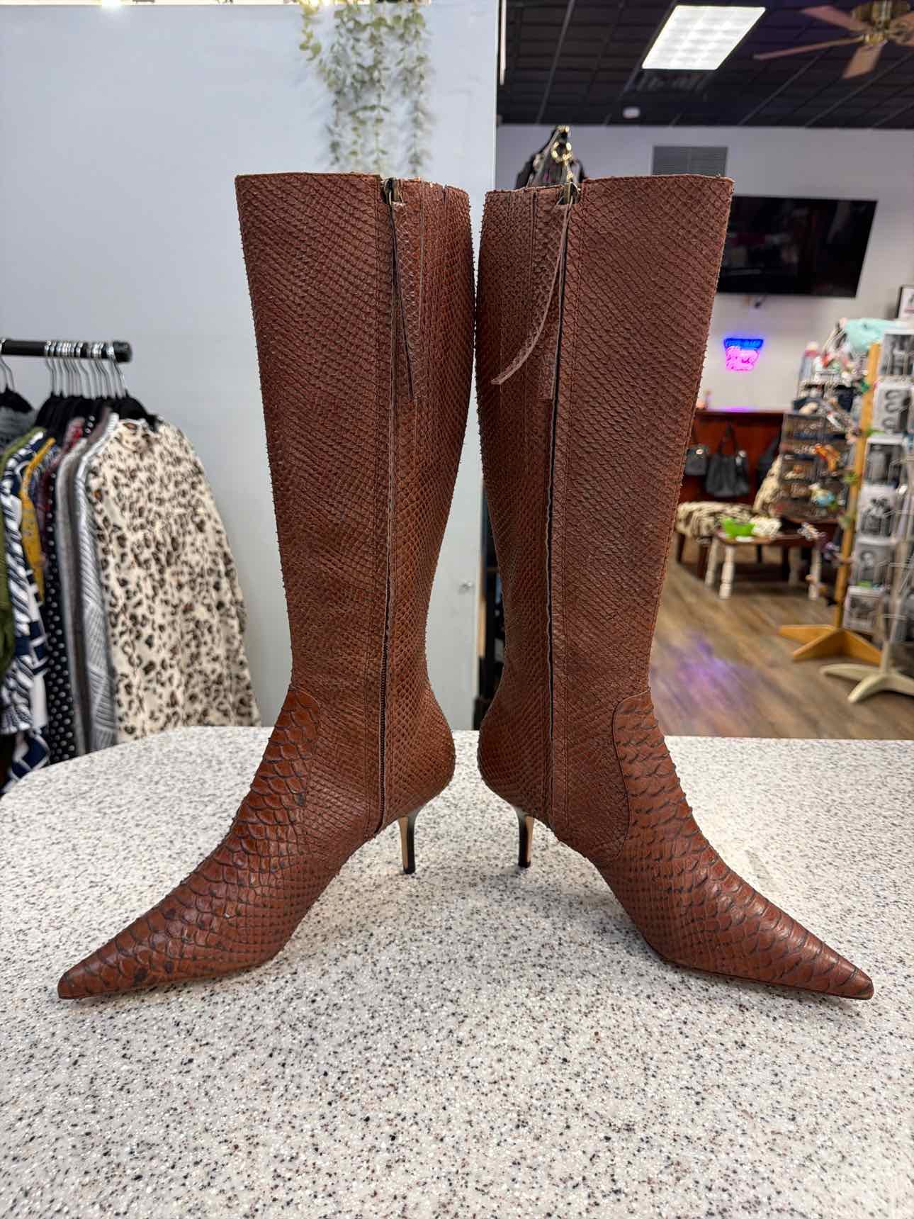 Max Studio 8 Knee High Snakeskin Embossed Pointed Toe Stiletto Brown Boots NEW