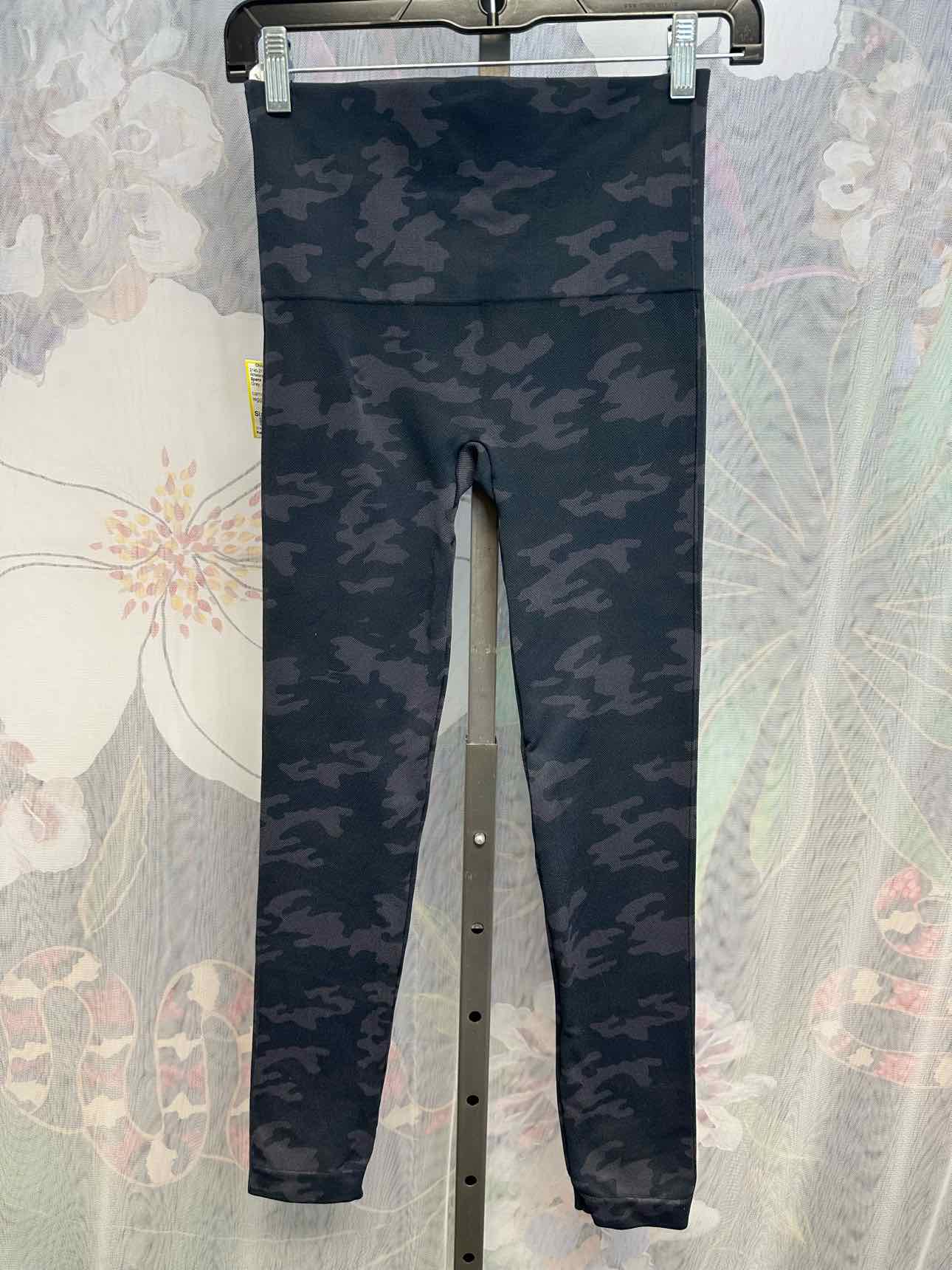 Spanx Size Medium Grey Camp Print High Waist Leggings Athletics