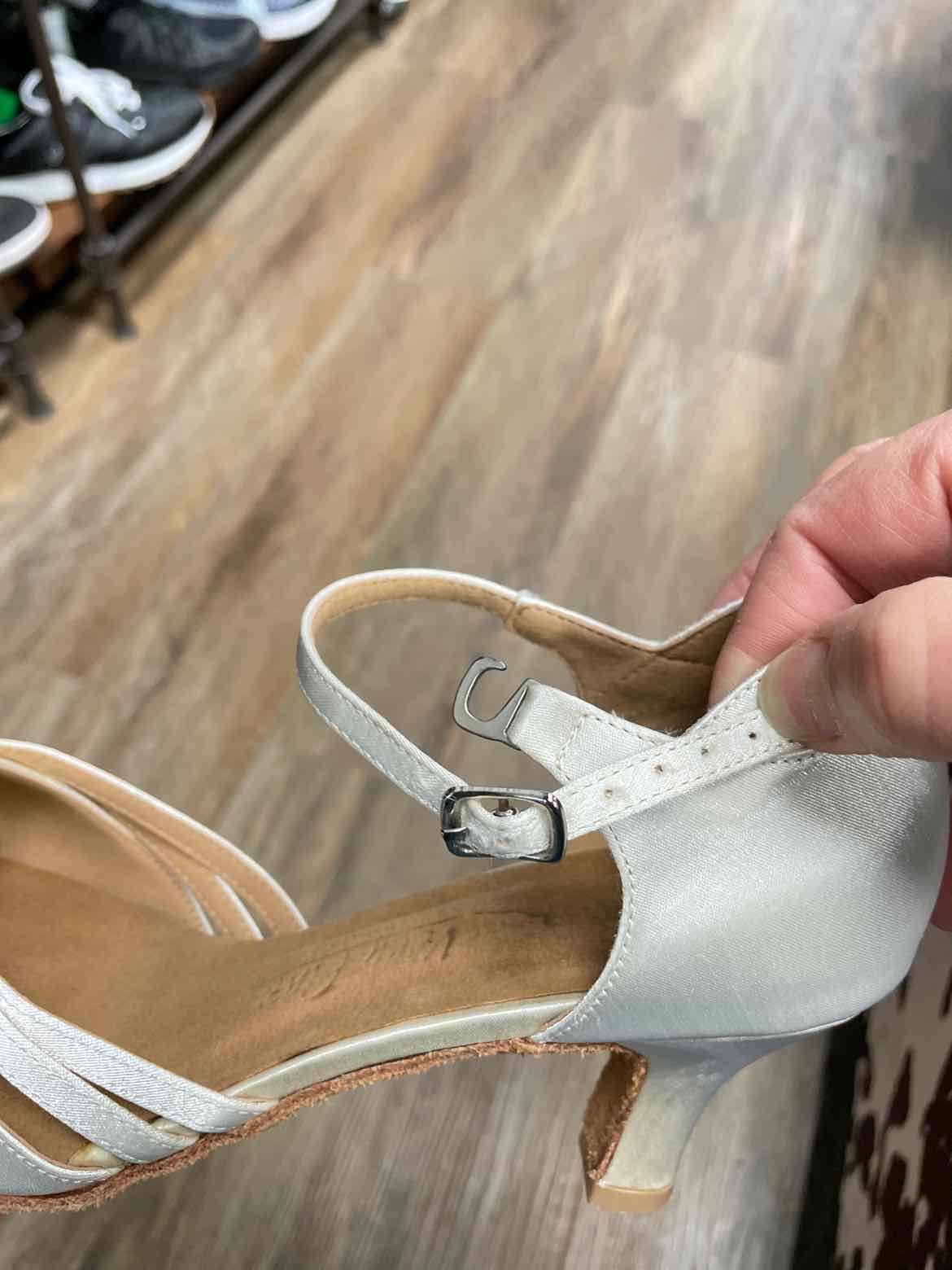 Very Fine Size 8.5 White Shoes