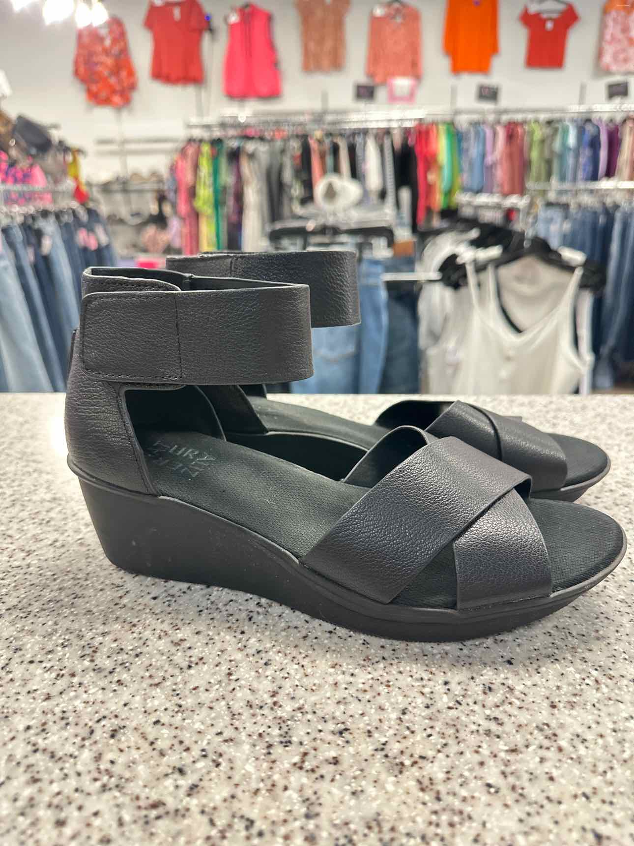 NATURALIZER Size 8 Black sandal
