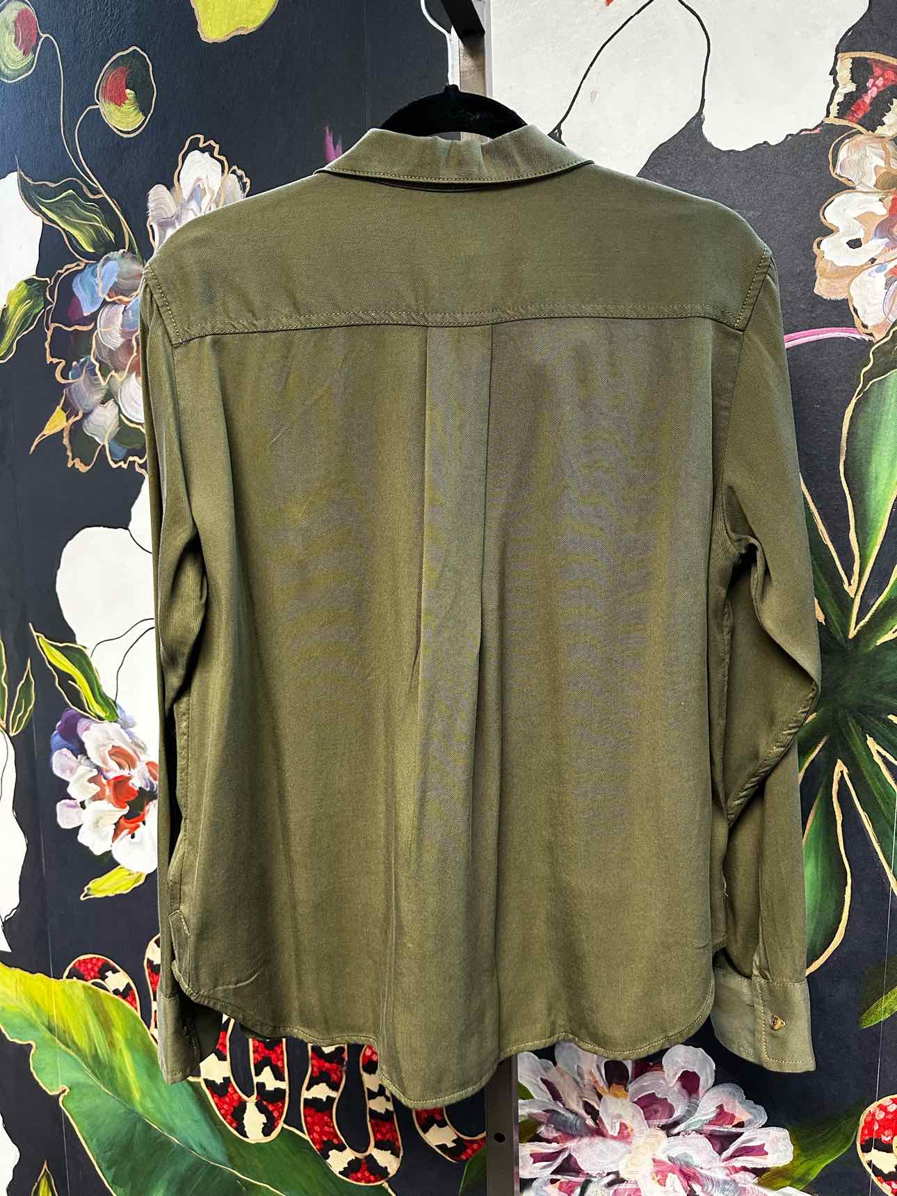 Gap Size Medium Olive Top