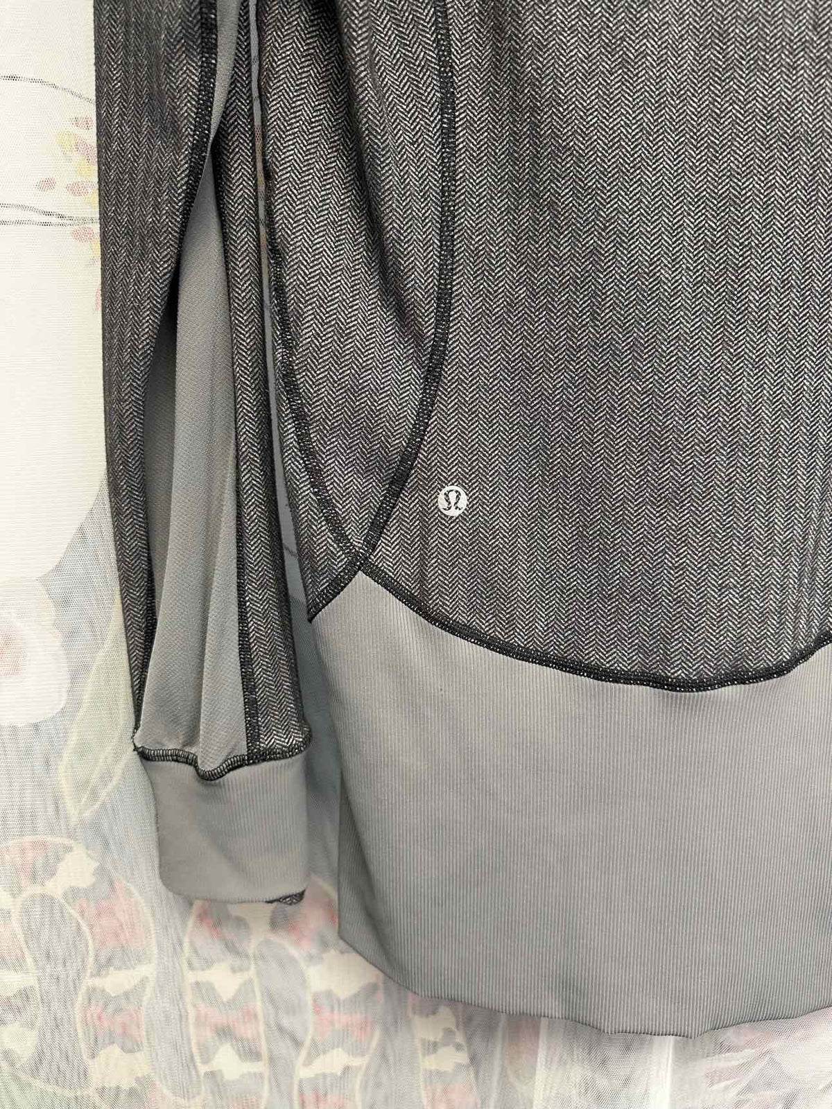 Lululemon Define Heathered Chevron Long Sleeve Zip Up Size 8 Grey Hoodie