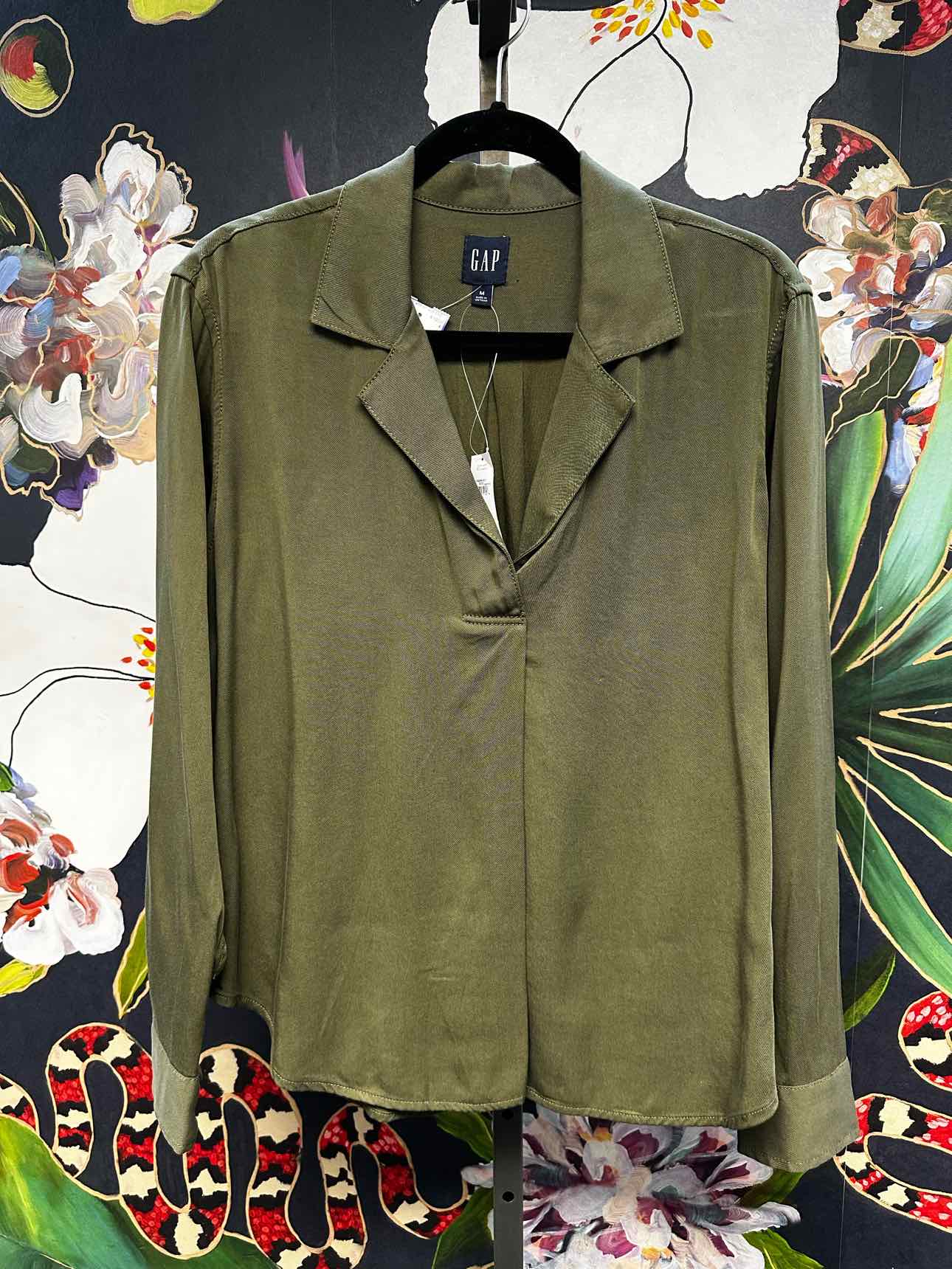 Gap Size Medium Olive Top