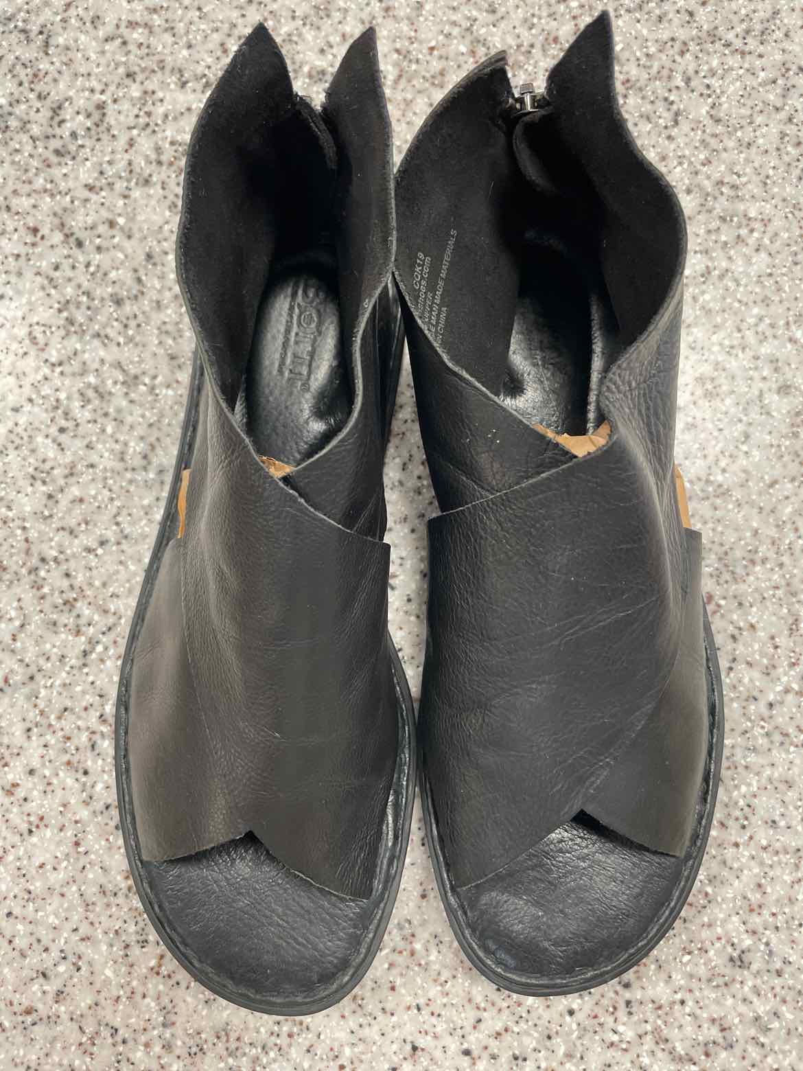 BORN Size 8 Black sandal