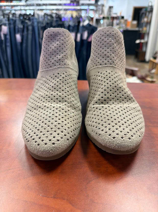 Kenneth Cole Reaction Taupe Suede Perforated Ankle Booties Size 10