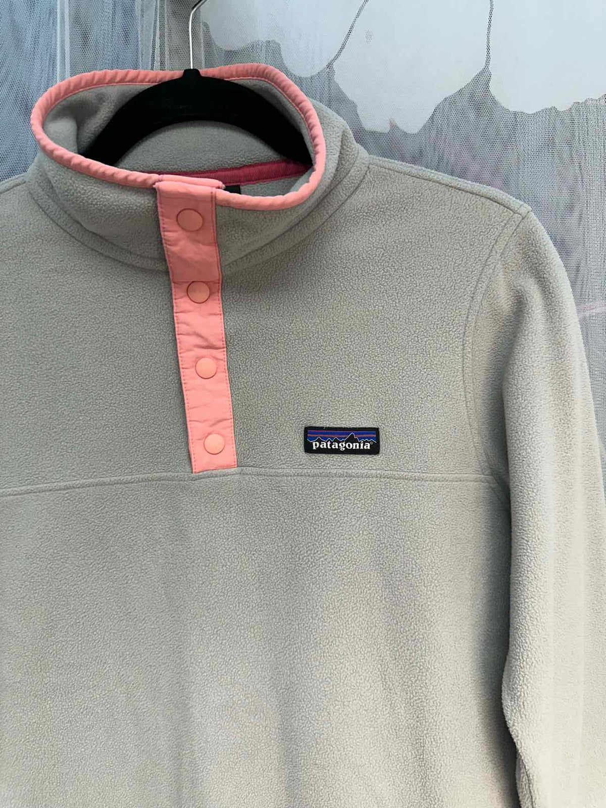 Patagonia Size Small Grey/Pink sweat shirt