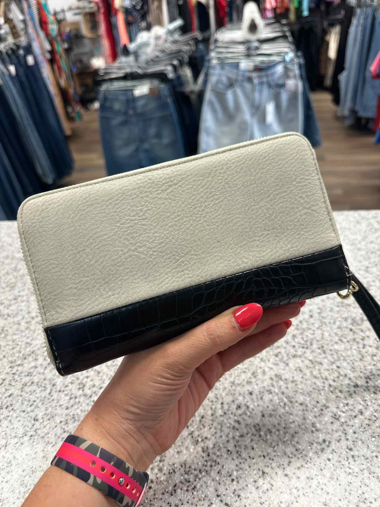 Steve Madden Size Small Tan and Black Long Zippy Wristlet Wallet