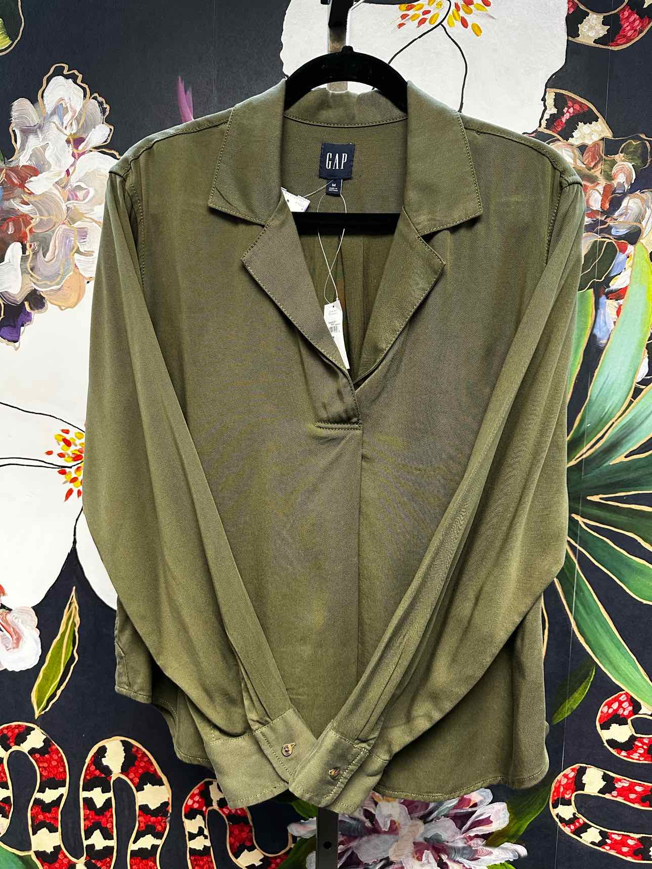 Gap Size Medium Olive Top