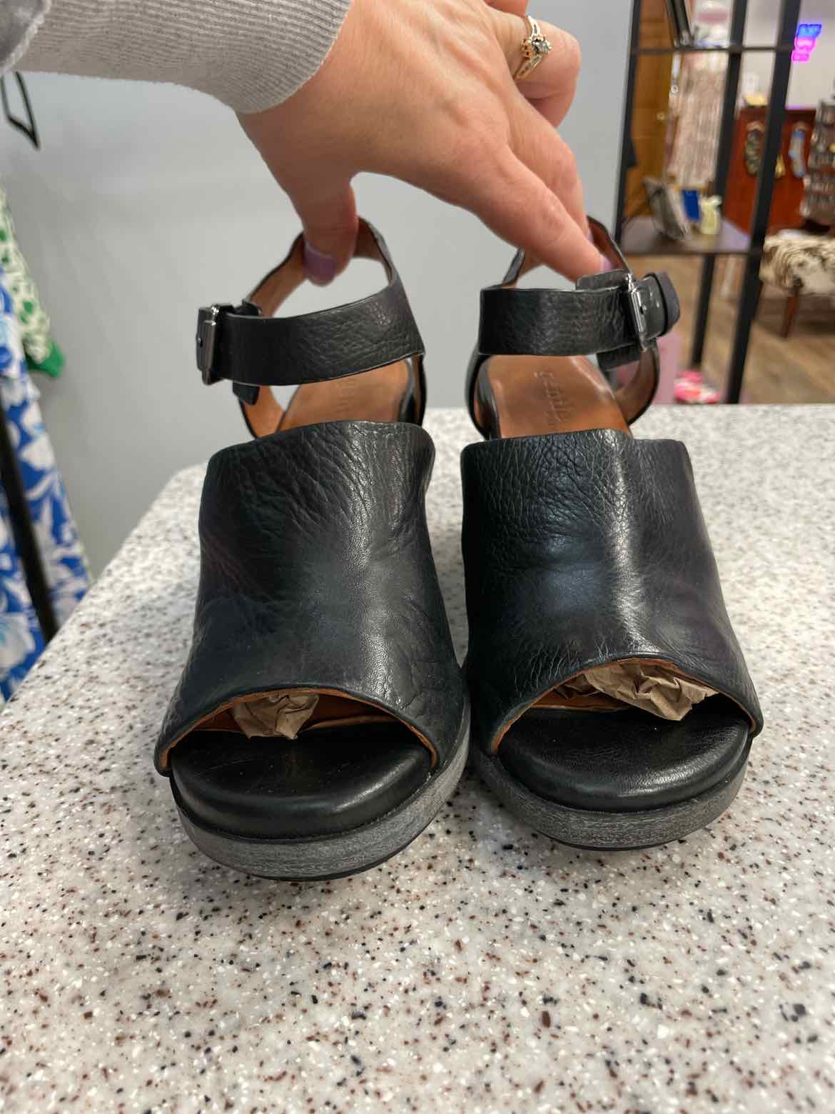 Gentle Souls by Kenneth Cole Size 8 Black sandal
