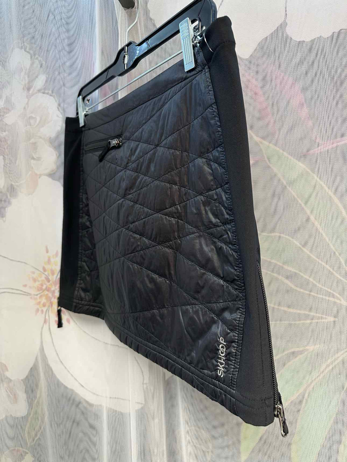 Skhoop Quilted Puffer Mini Multipocket/Zipper Size Medium Black Skirt