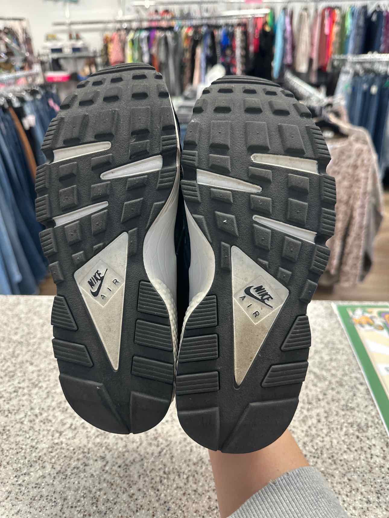 Nike Size 8 Black Shoes