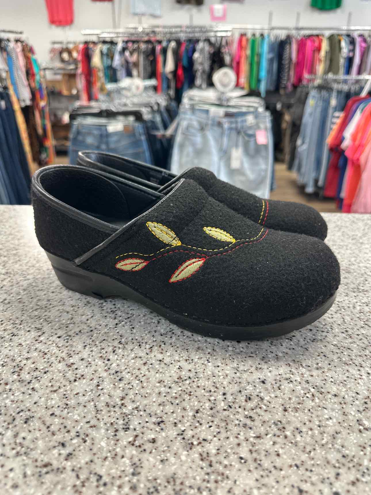 Dansko Size 40 Black Felt Wool Upper Leaf Detail Design Clogs Shoes