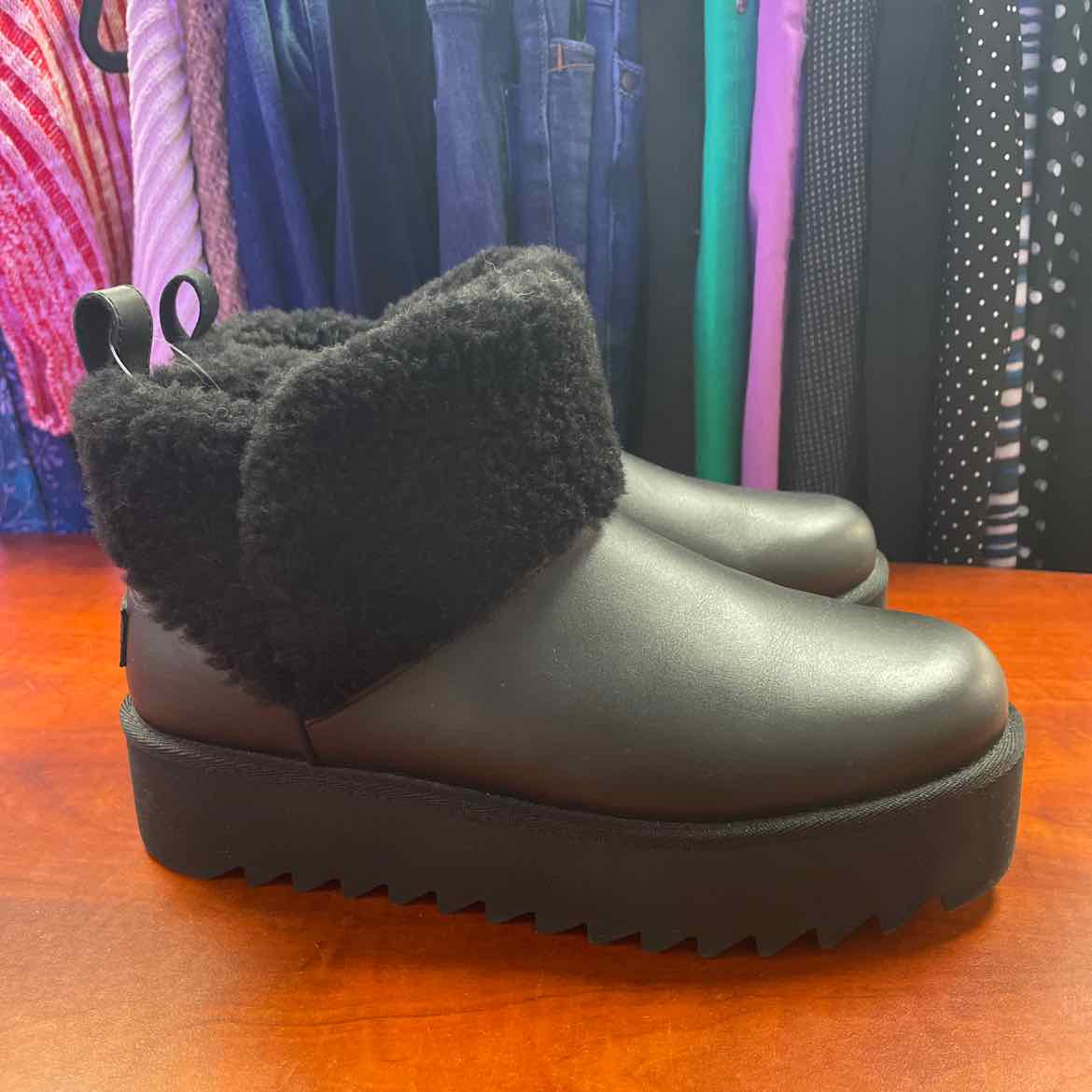UGG Ultra Mini Alina Curled Genuine Shearling Platform Black Boots Size 7