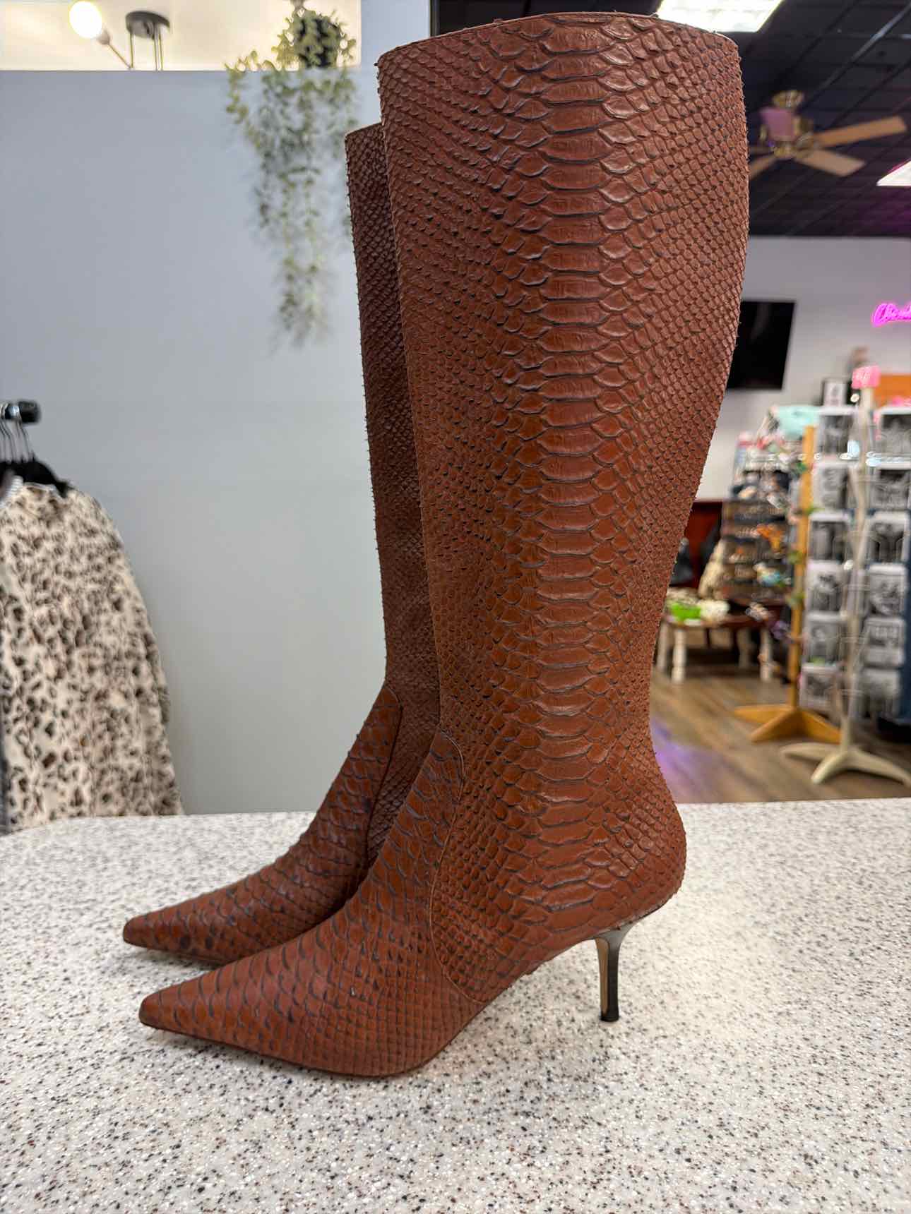 Max Studio 8 Knee High Snakeskin Embossed Pointed Toe Stiletto Brown Boots NEW