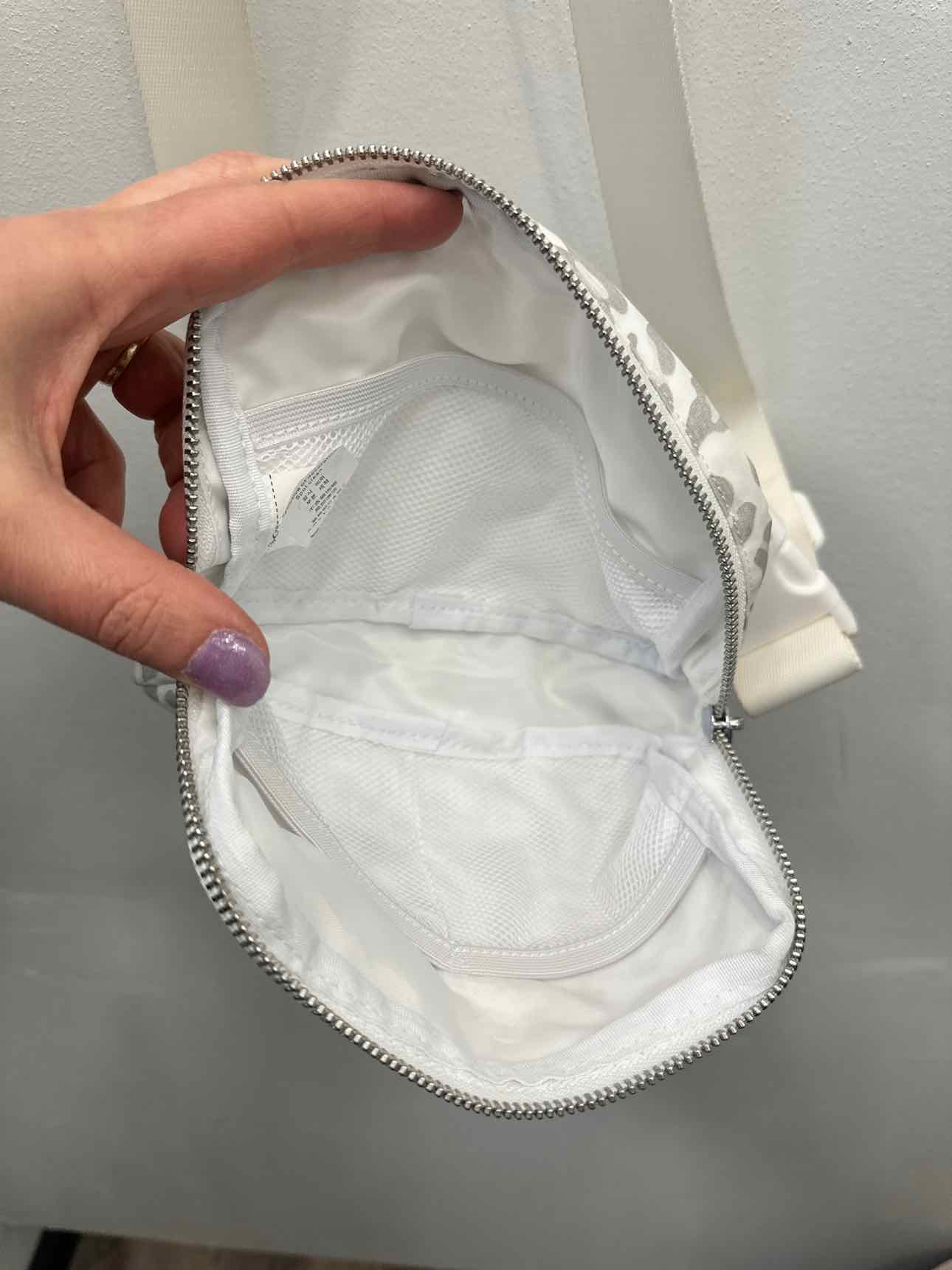 Unbranded Size Small White/Gray Handbags