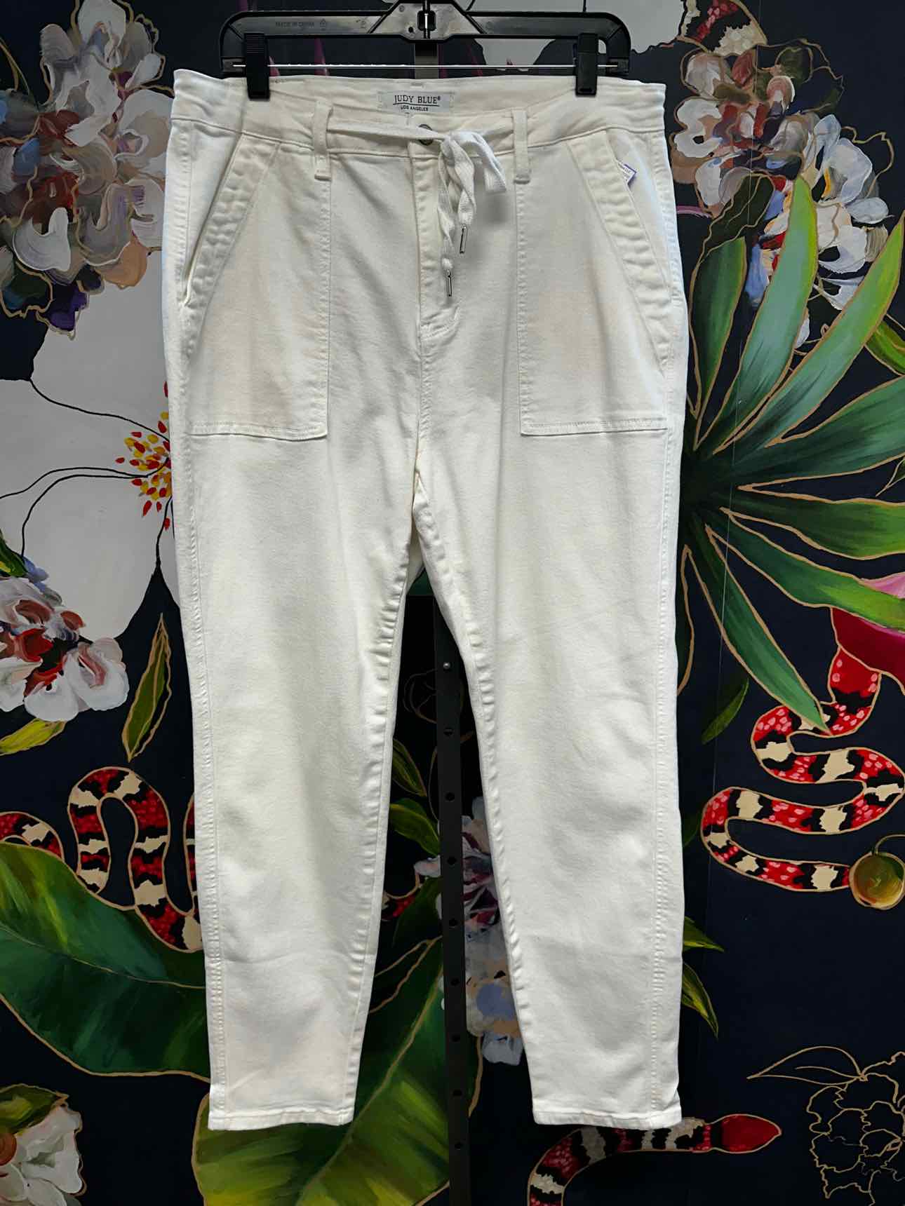 Judy Blue Size 15/32 White Denim Jogger Jeans
