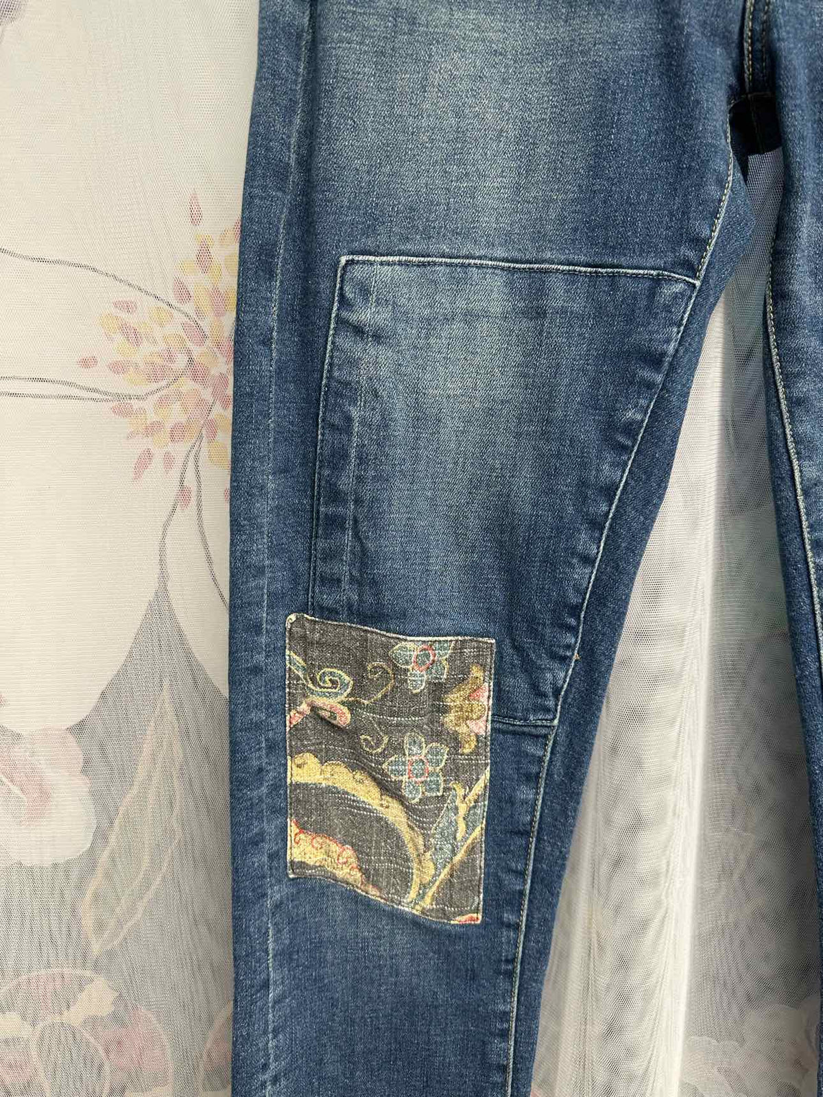 Pilcro Slim Boyfriend Knee Patch/Panel Decor Size 26 Denim Jeans