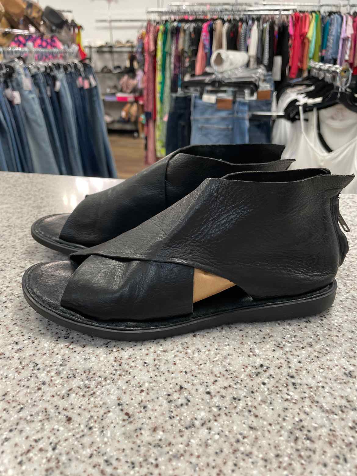 BORN Size 8 Black sandal