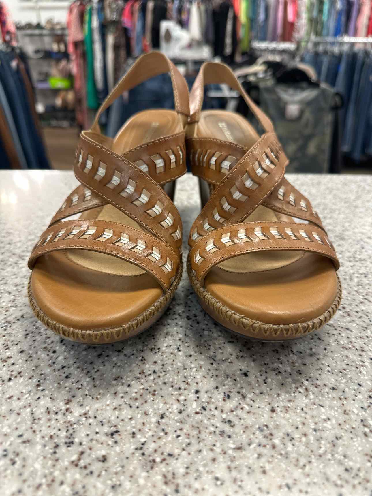 NATURALIZER Size 9 Camel sandal