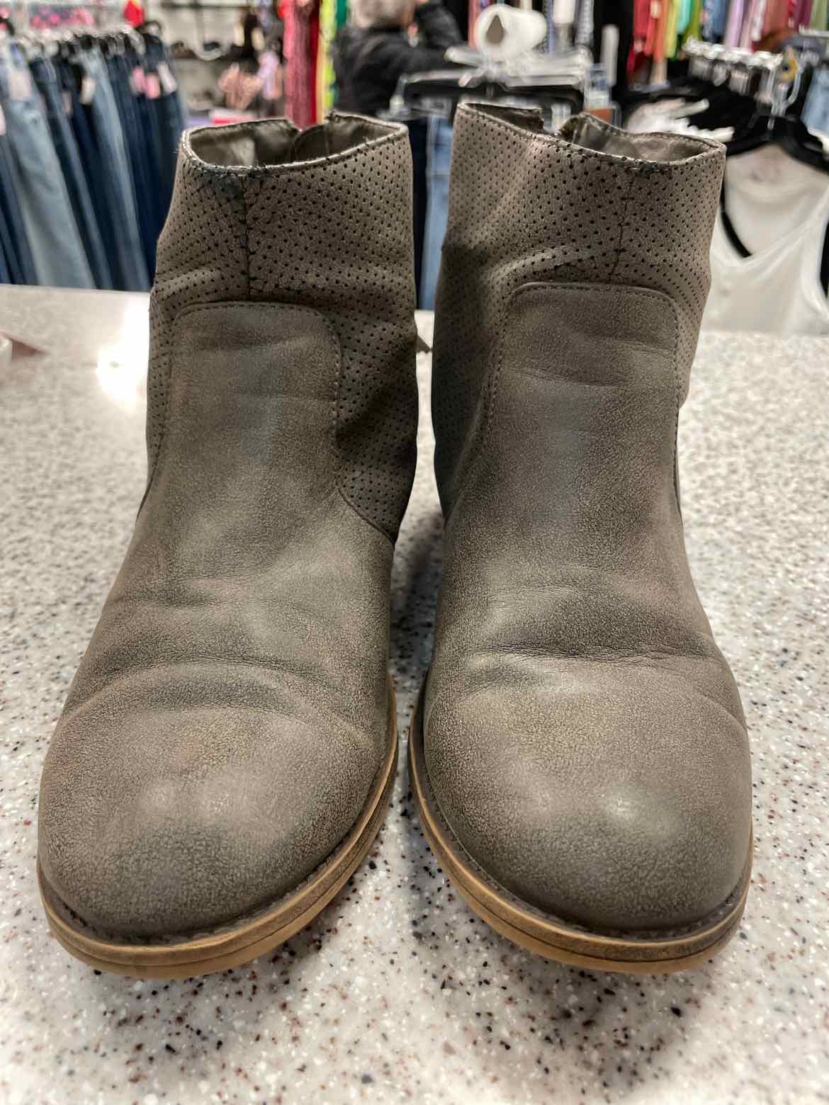 Billabong Size 9 Gray Perforated Booties with Fringe Zipper Pull