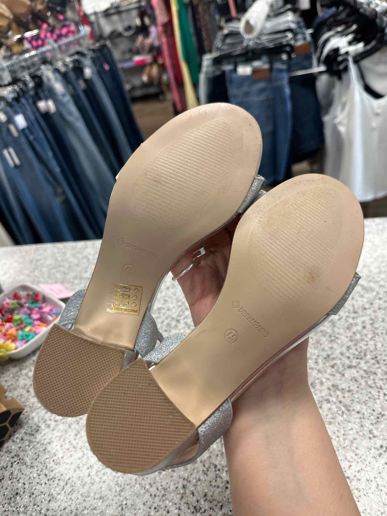 Dream Pairs Size 7 1/2 Silver sandal