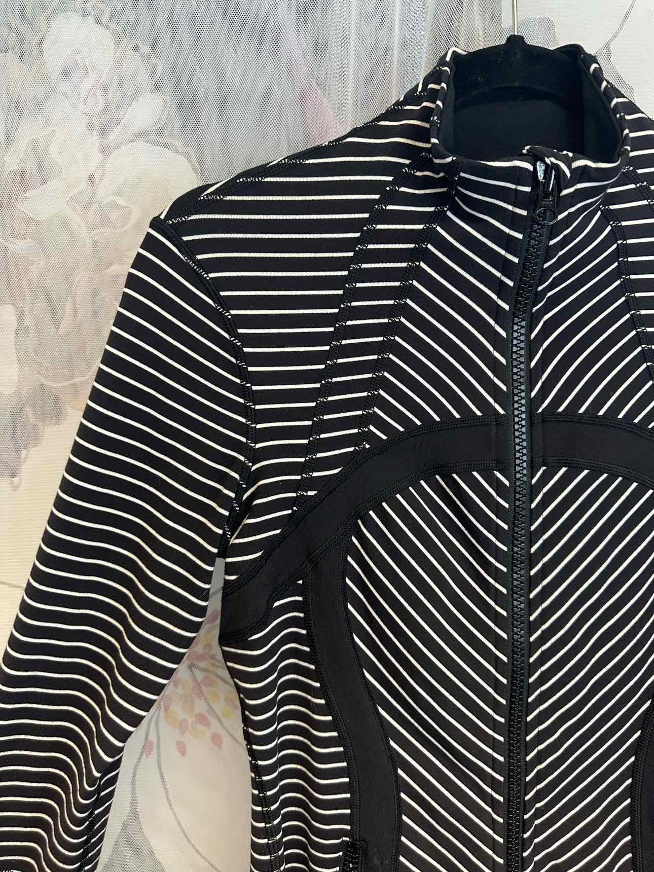 Lululemon Define Striped Zip Up Size 6 Black/white Lightweight Jacket Top