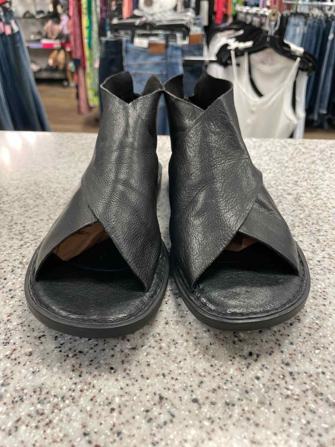 BORN Size 8 Black sandal