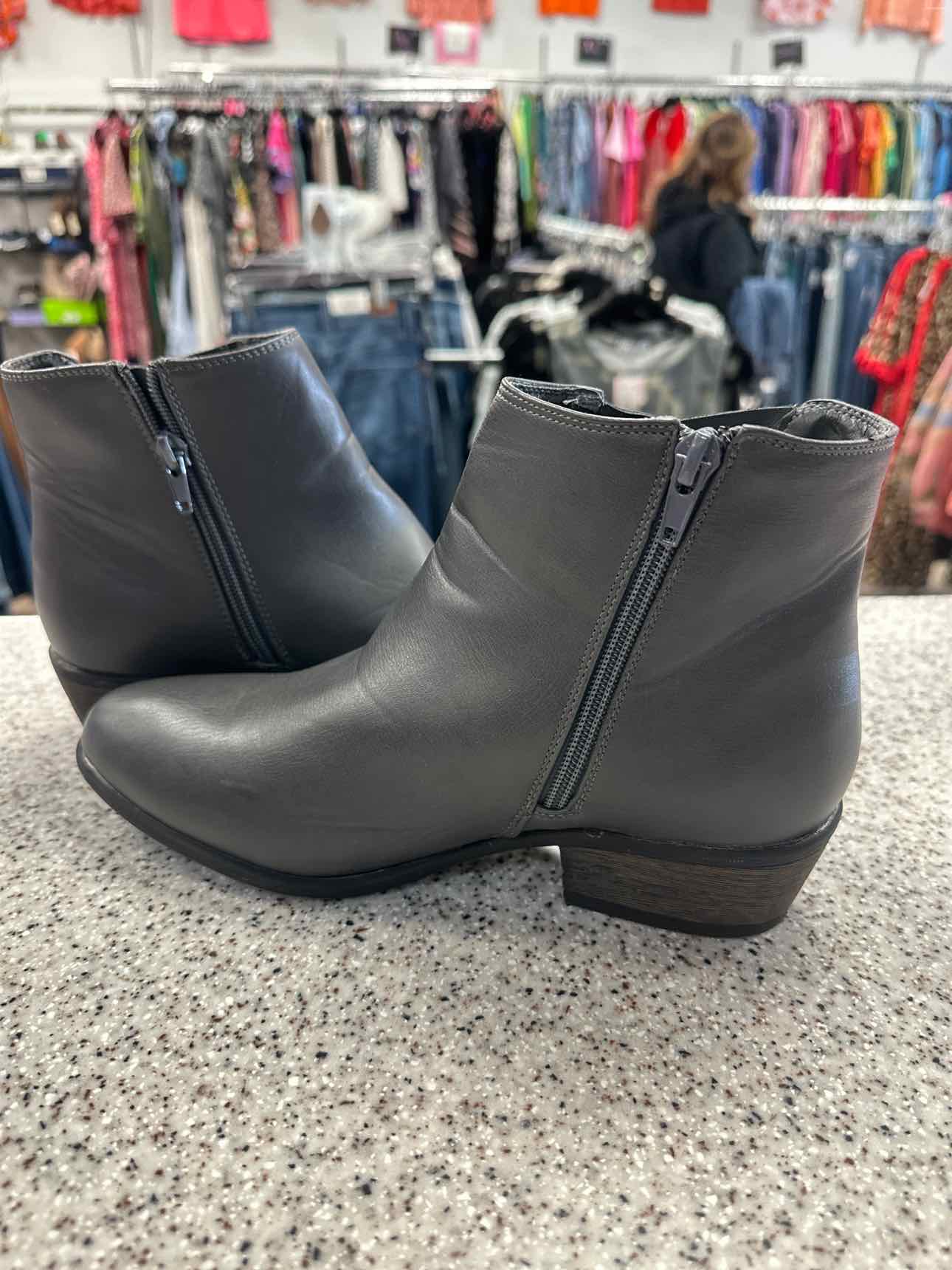 JC Size 8 Dark Gray Boots