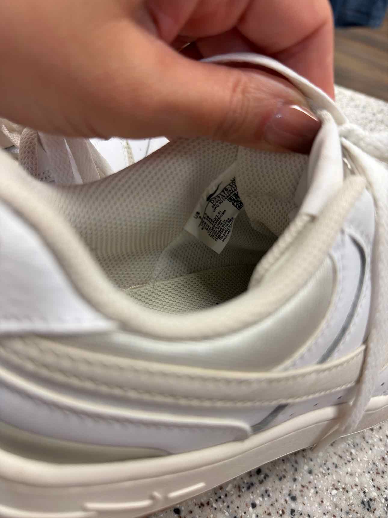 Nike Size 7 White Women's Gamma Force Leather Sneakers