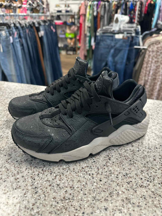 Nike Size 8 Black Shoes