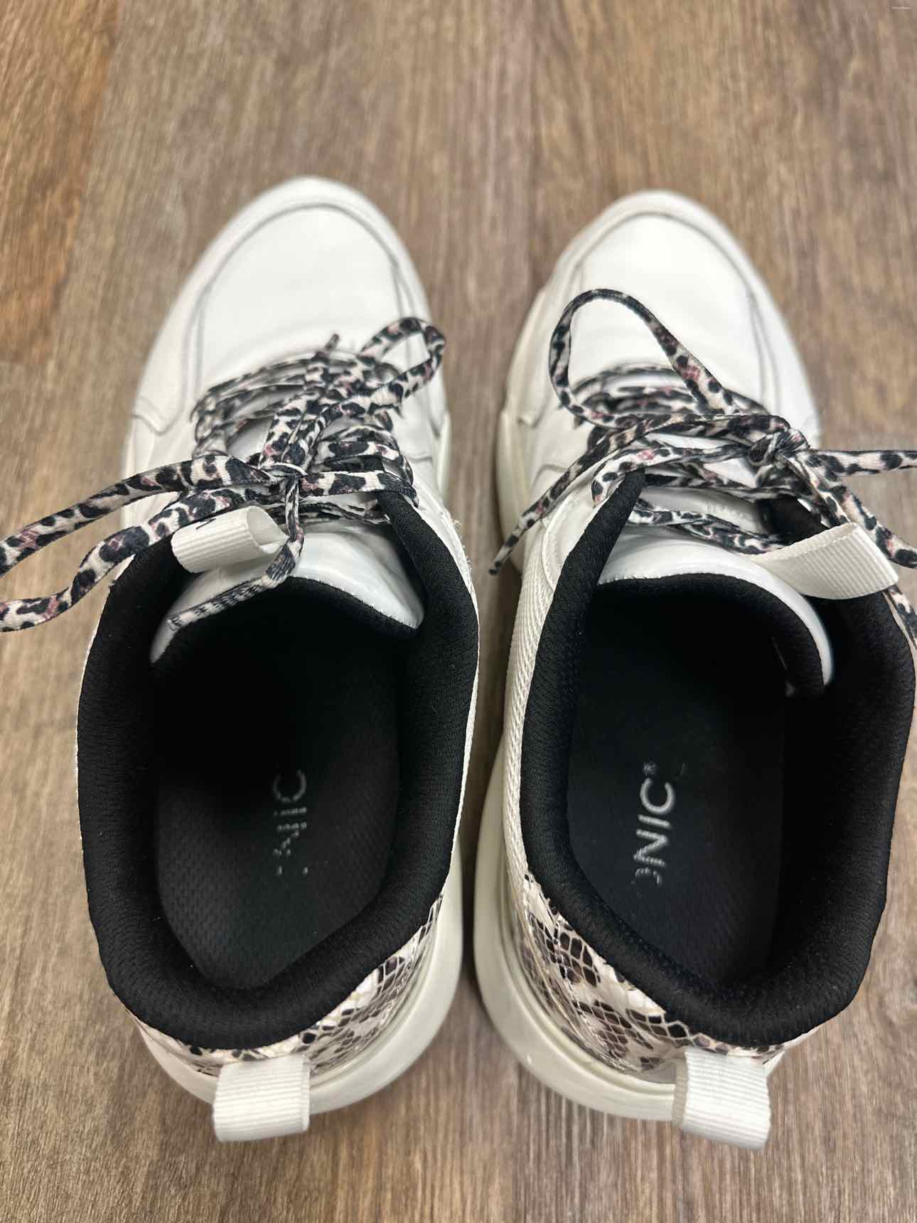 Vionic Size 10 White Sneakers