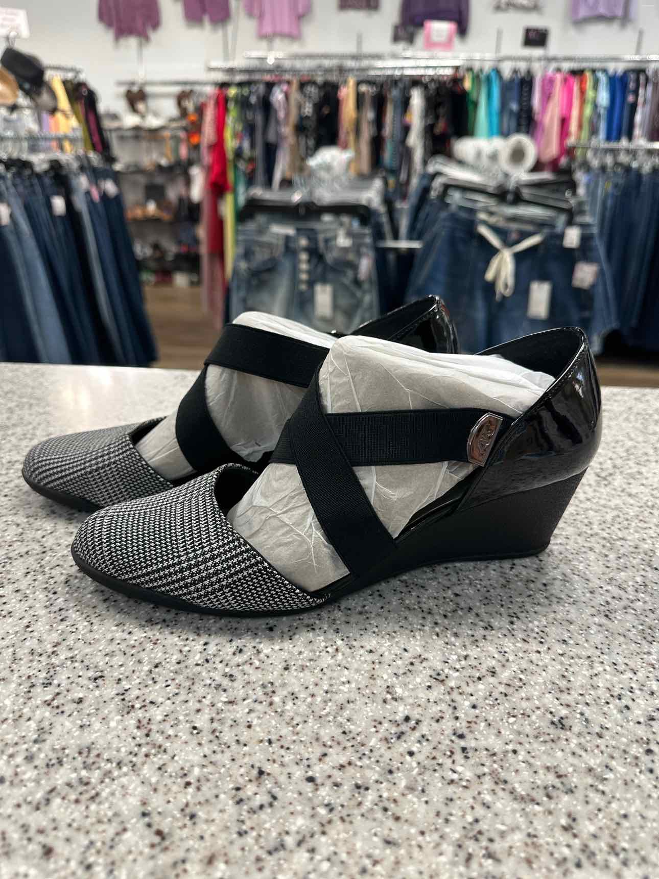 Anne Klein Size 8.5 Houndstooth Wedge Strappy White and Black Shoes