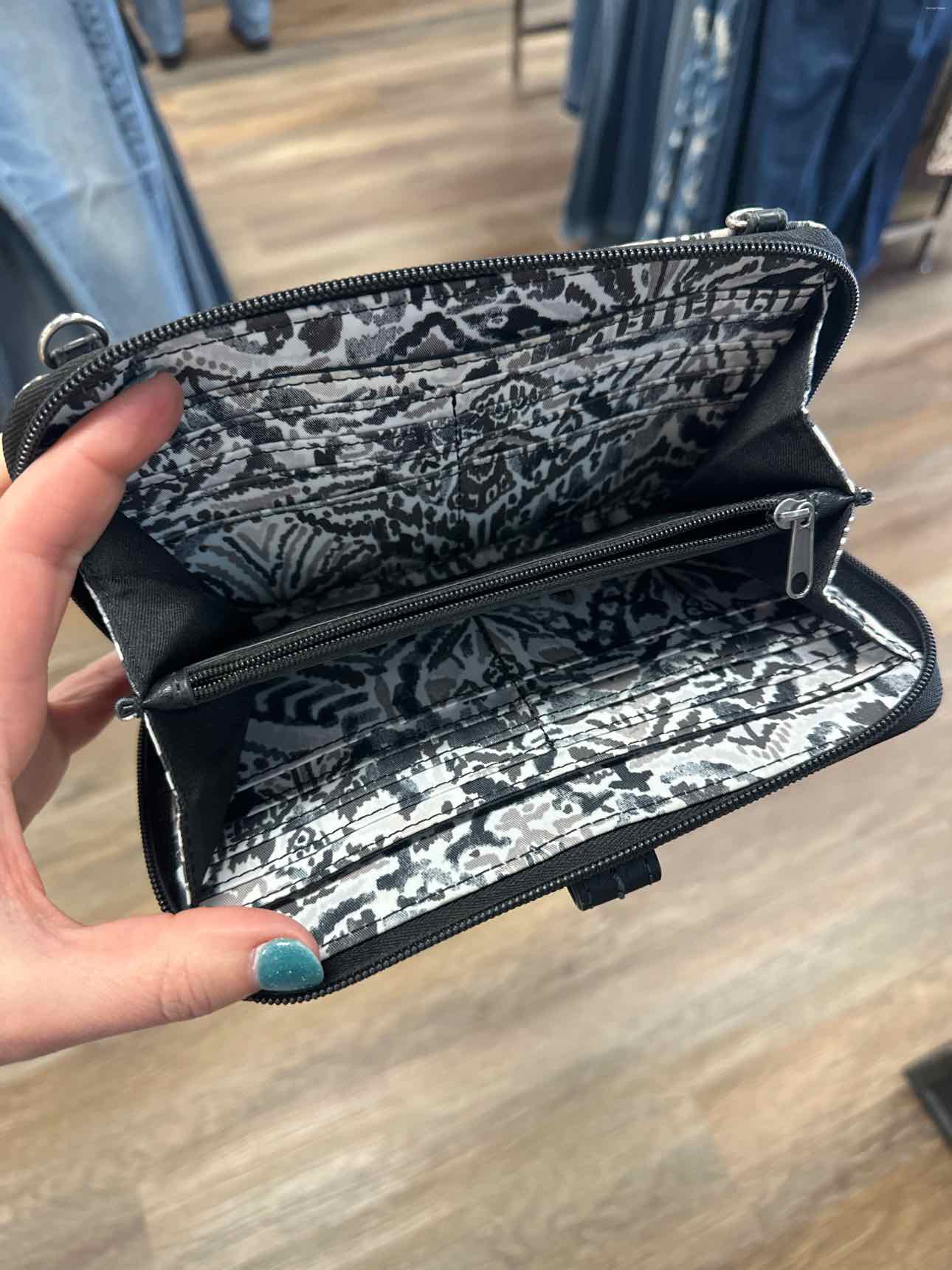 Sakroots Size Large gray/black Wallet
