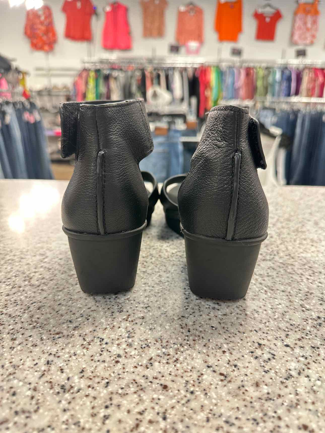 NATURALIZER Size 8 Black sandal