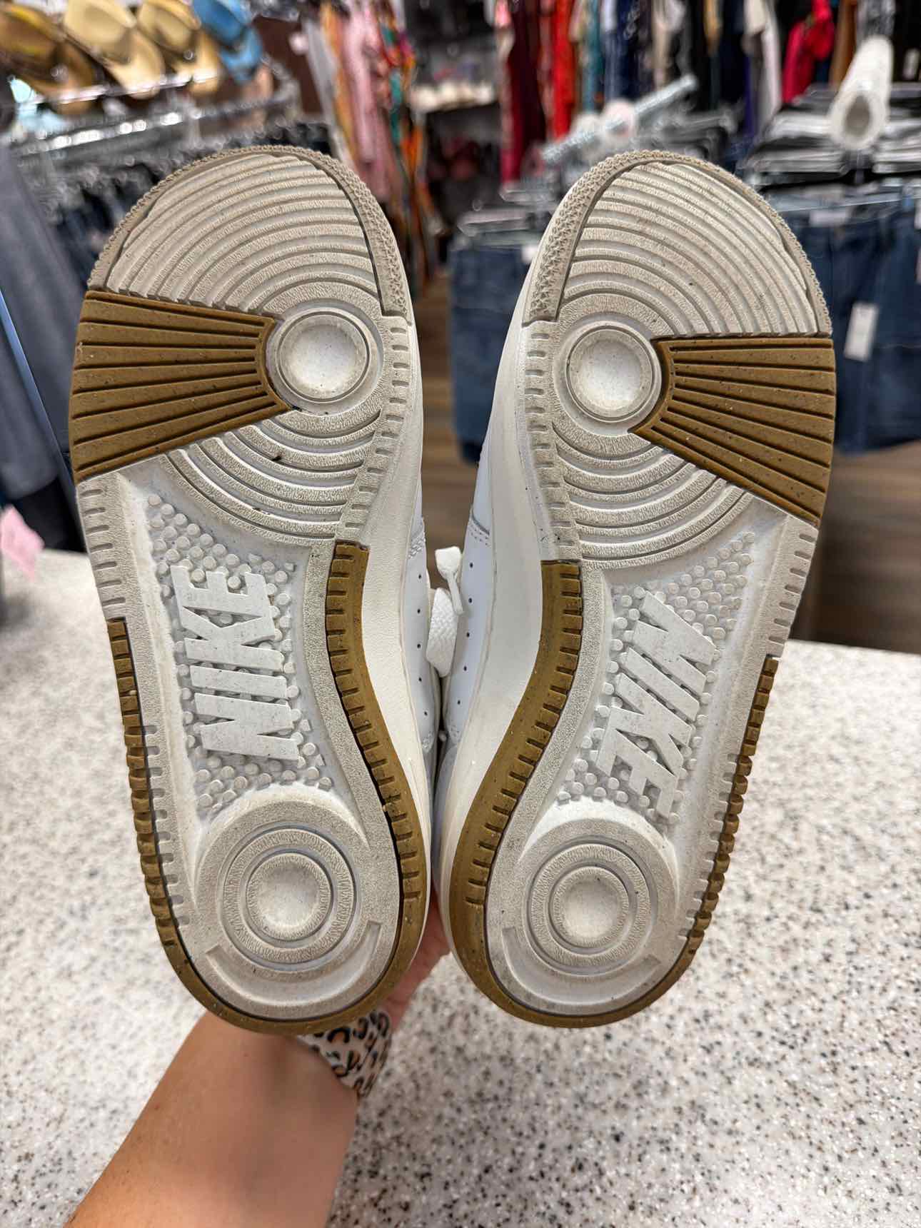 Nike Size 7 White Women's Gamma Force Leather Sneakers