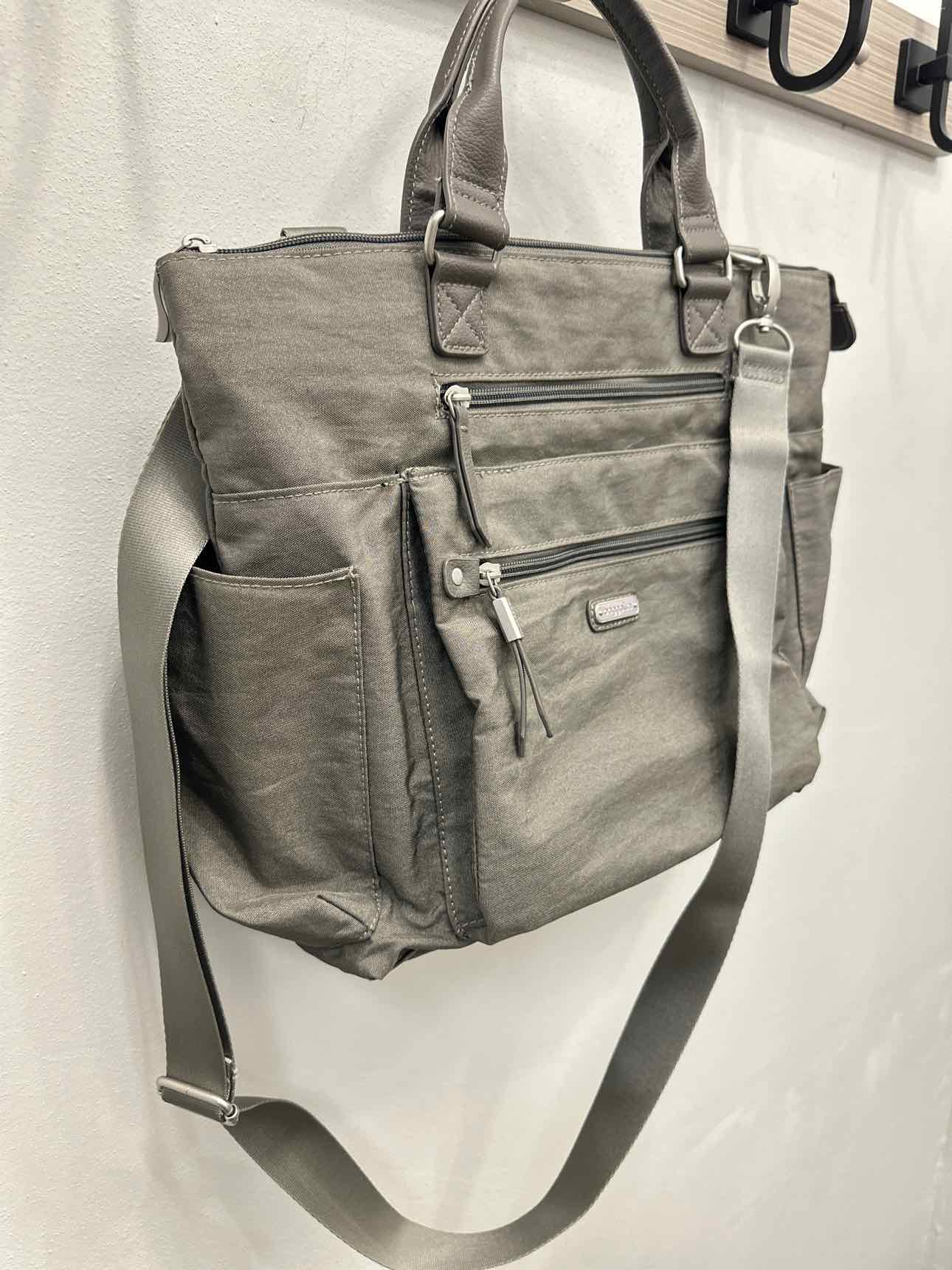 Baggallini Size Large Gray Handbags