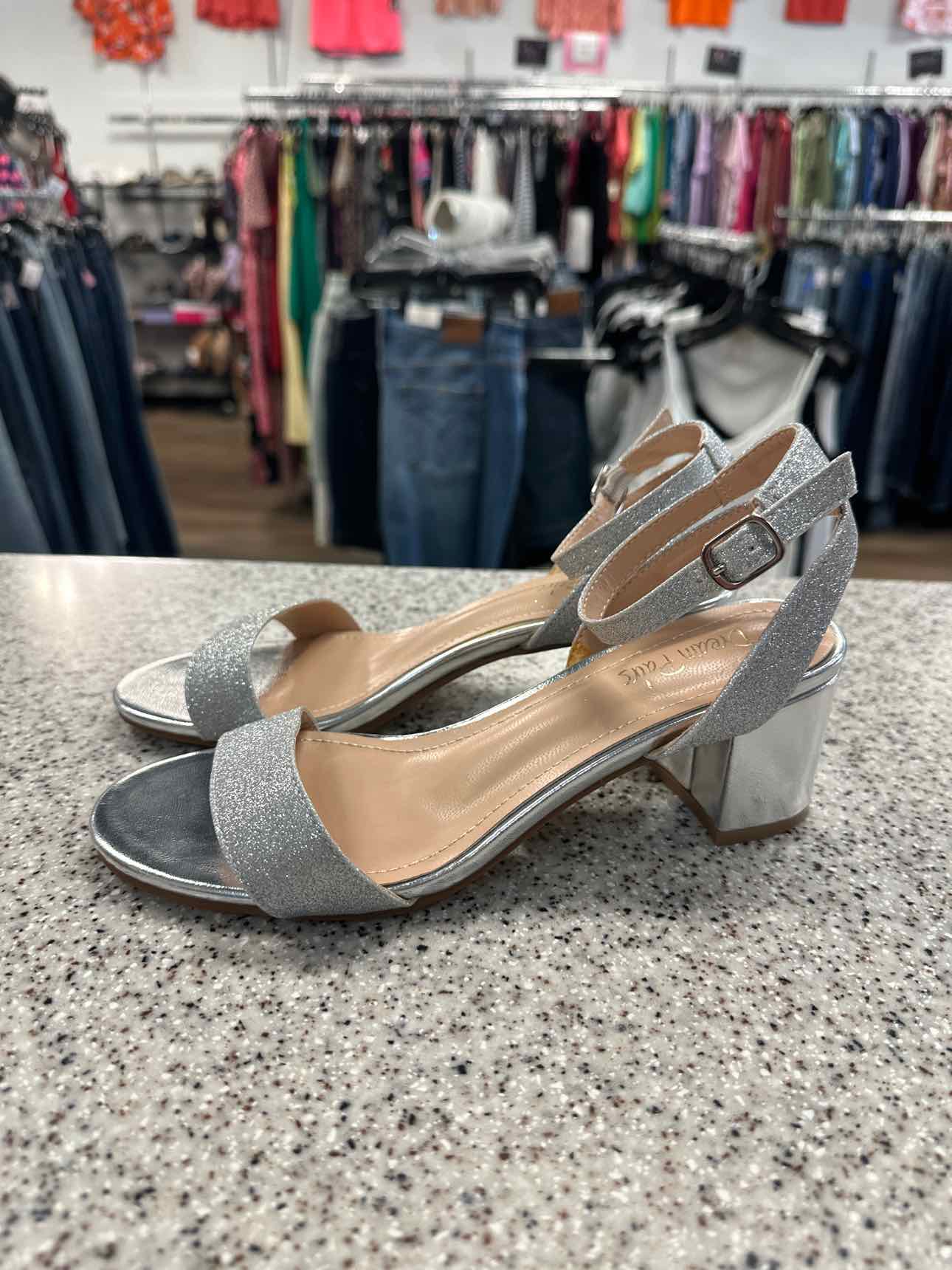 Dream Pairs Size 7 1/2 Silver sandal