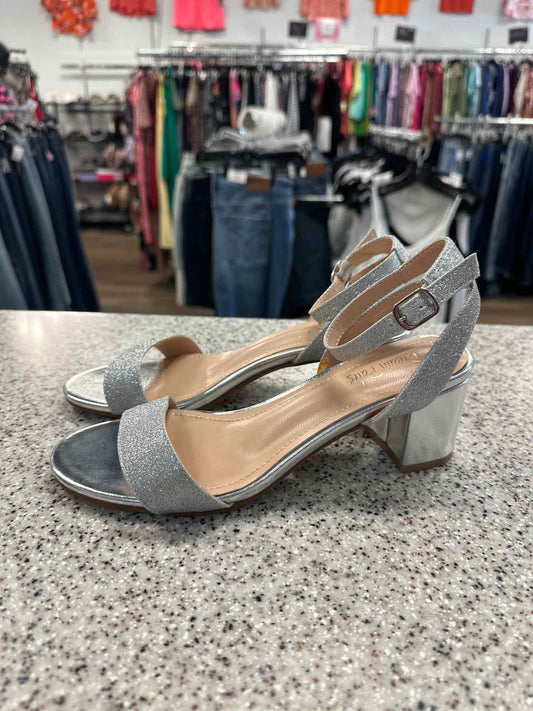 Dream Pairs Size 7 1/2 Silver sandal