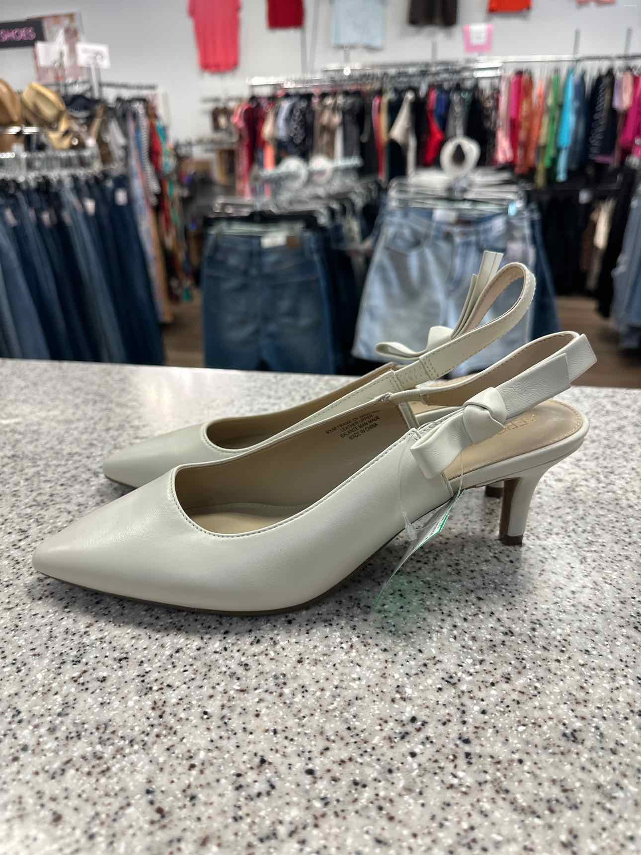 Aerosoles Size 9.5 Off White Leather kitten heel pointed toe Bow Sandals NEW