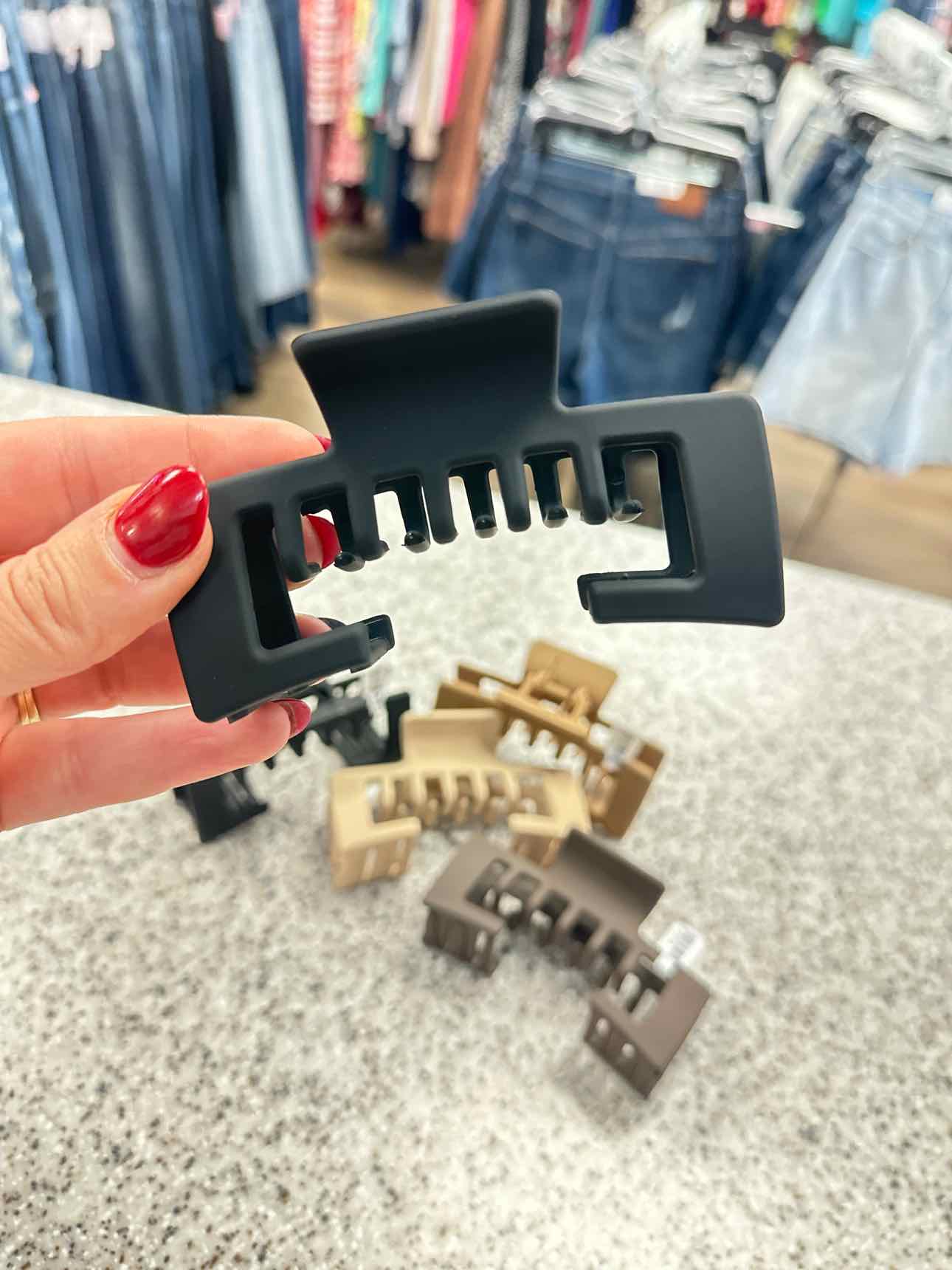 Notched Out 4" Hair Claw Clip