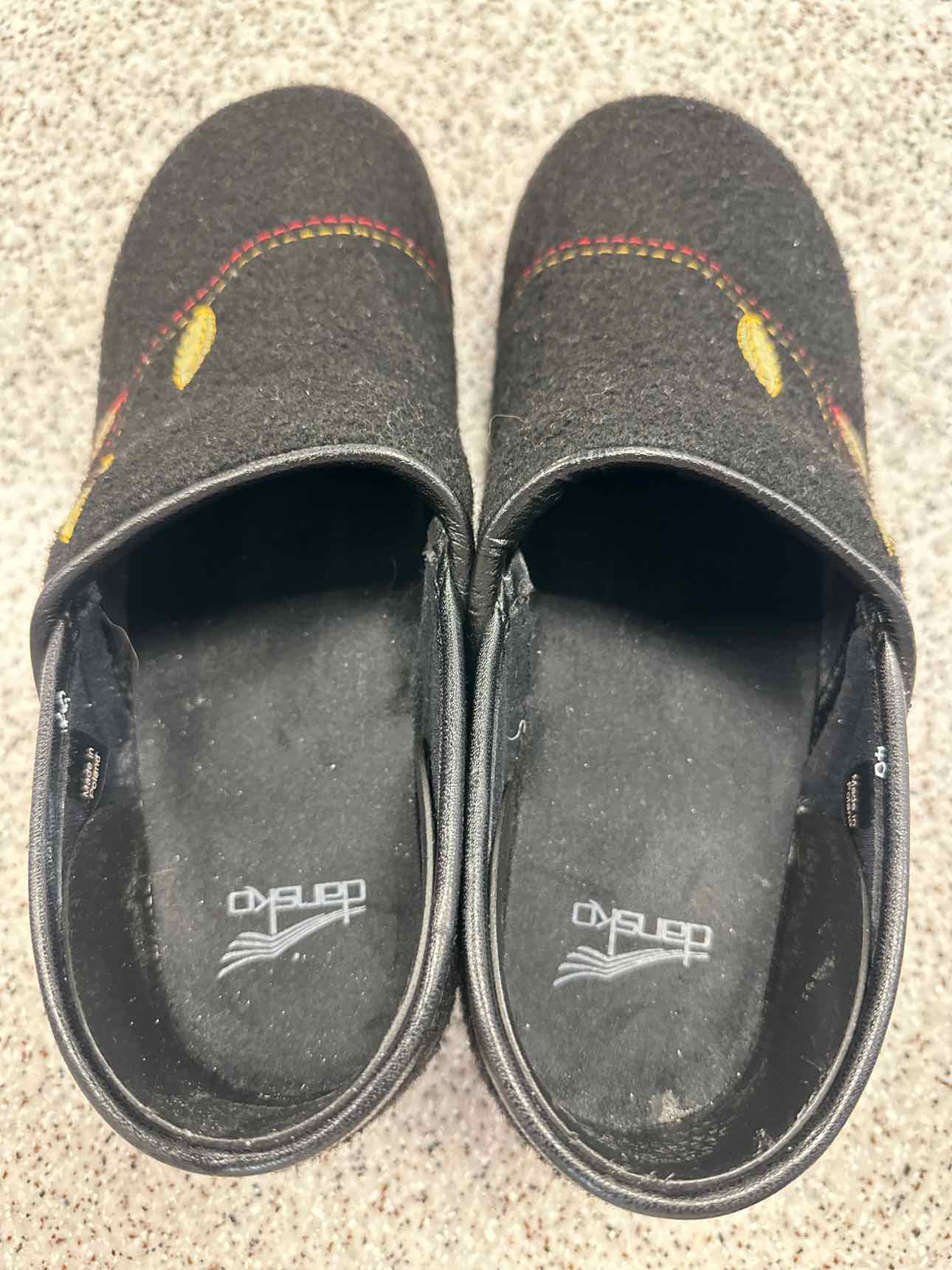 Dansko Size 40 Black Felt Wool Upper Leaf Detail Design Clogs Shoes
