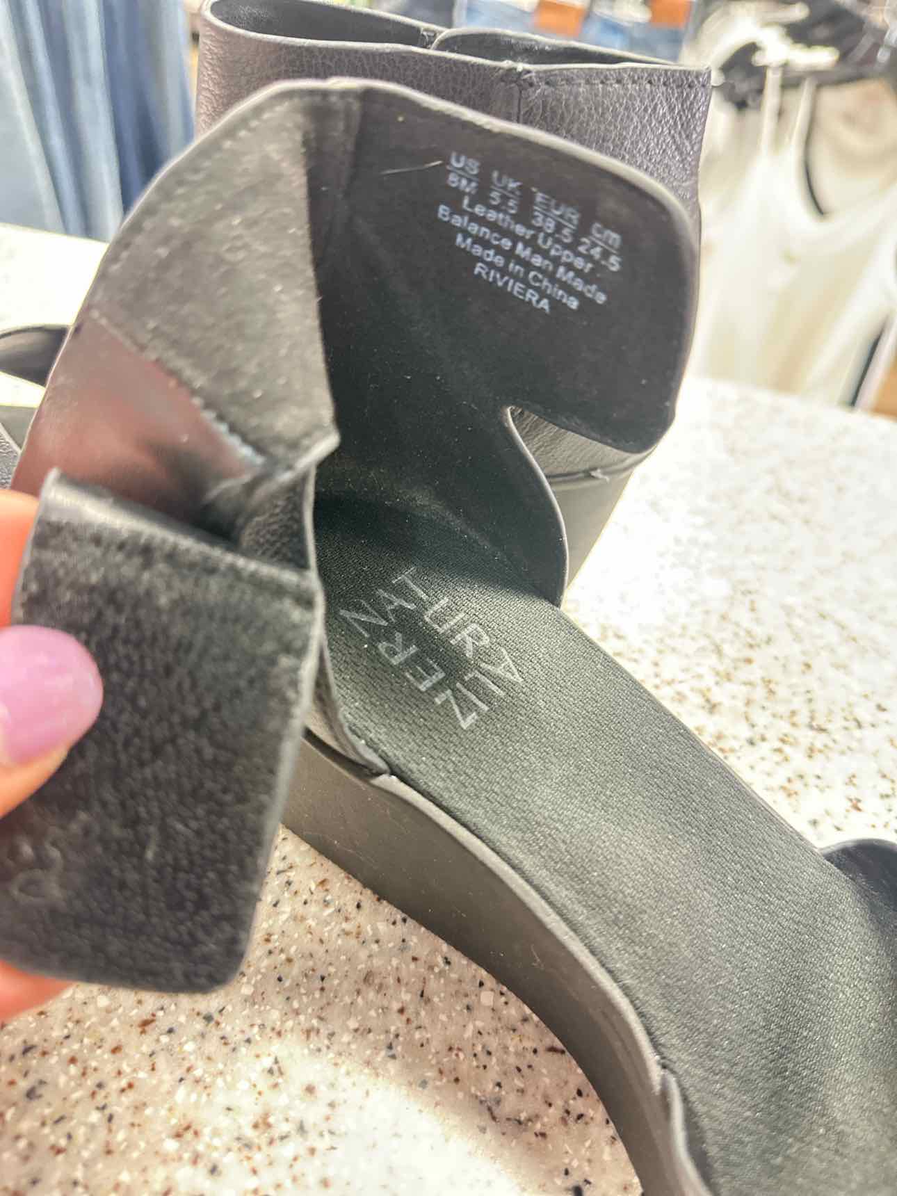 NATURALIZER Size 8 Black sandal
