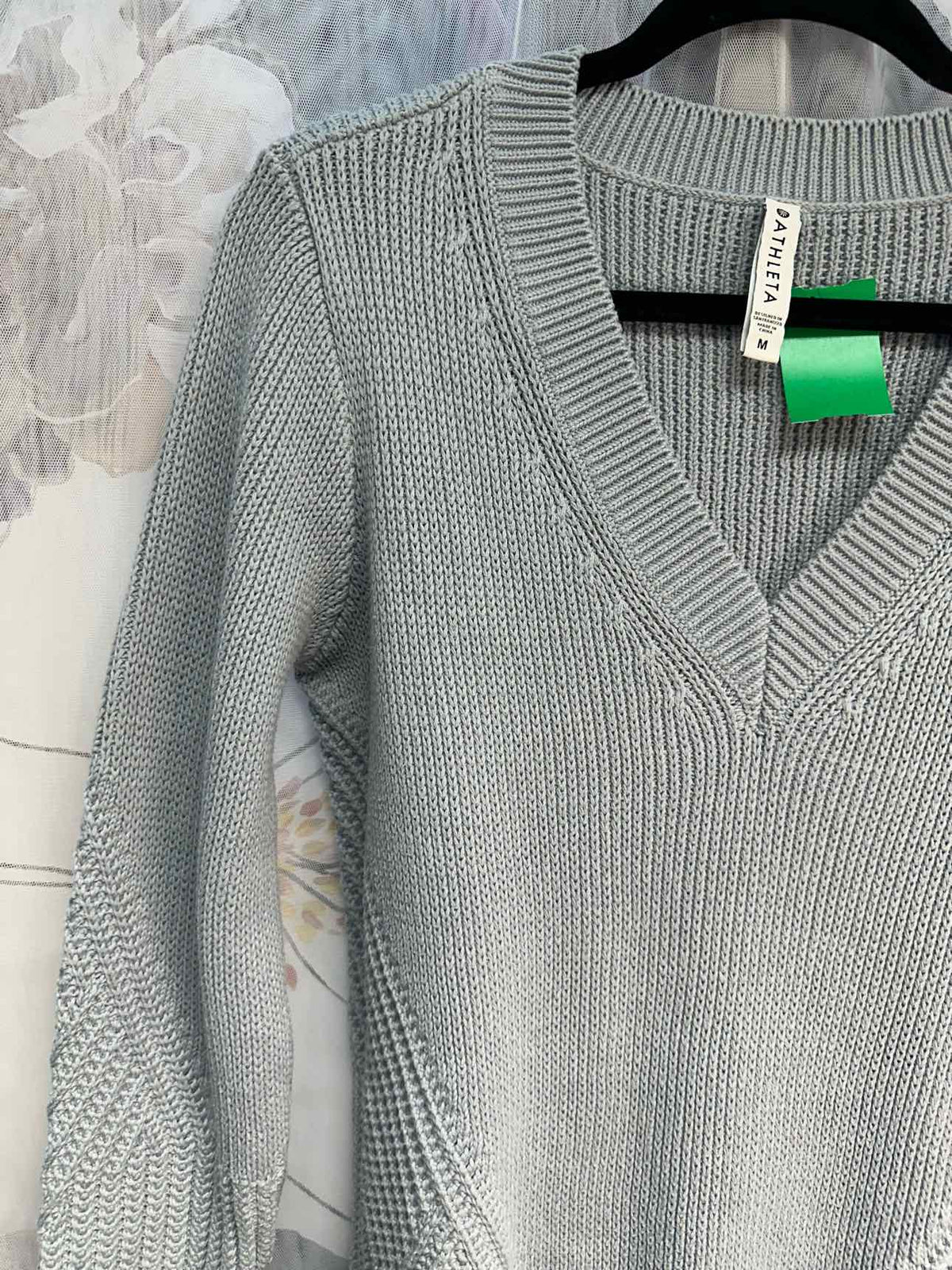 Athleta Teton Heavy Weight V-Neck Size Medium Grey Sweater