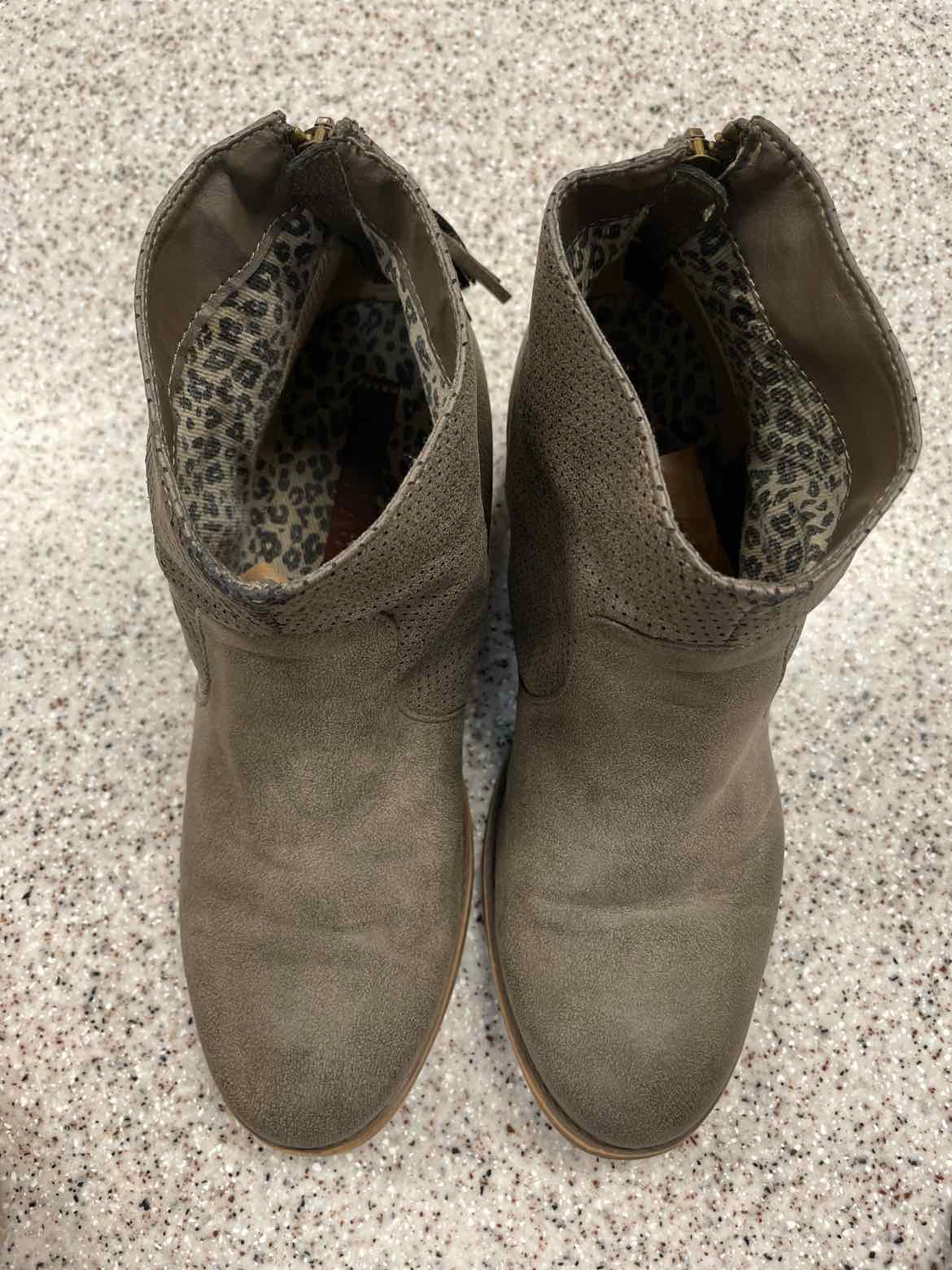Billabong Size 9 Gray Perforated Booties with Fringe Zipper Pull