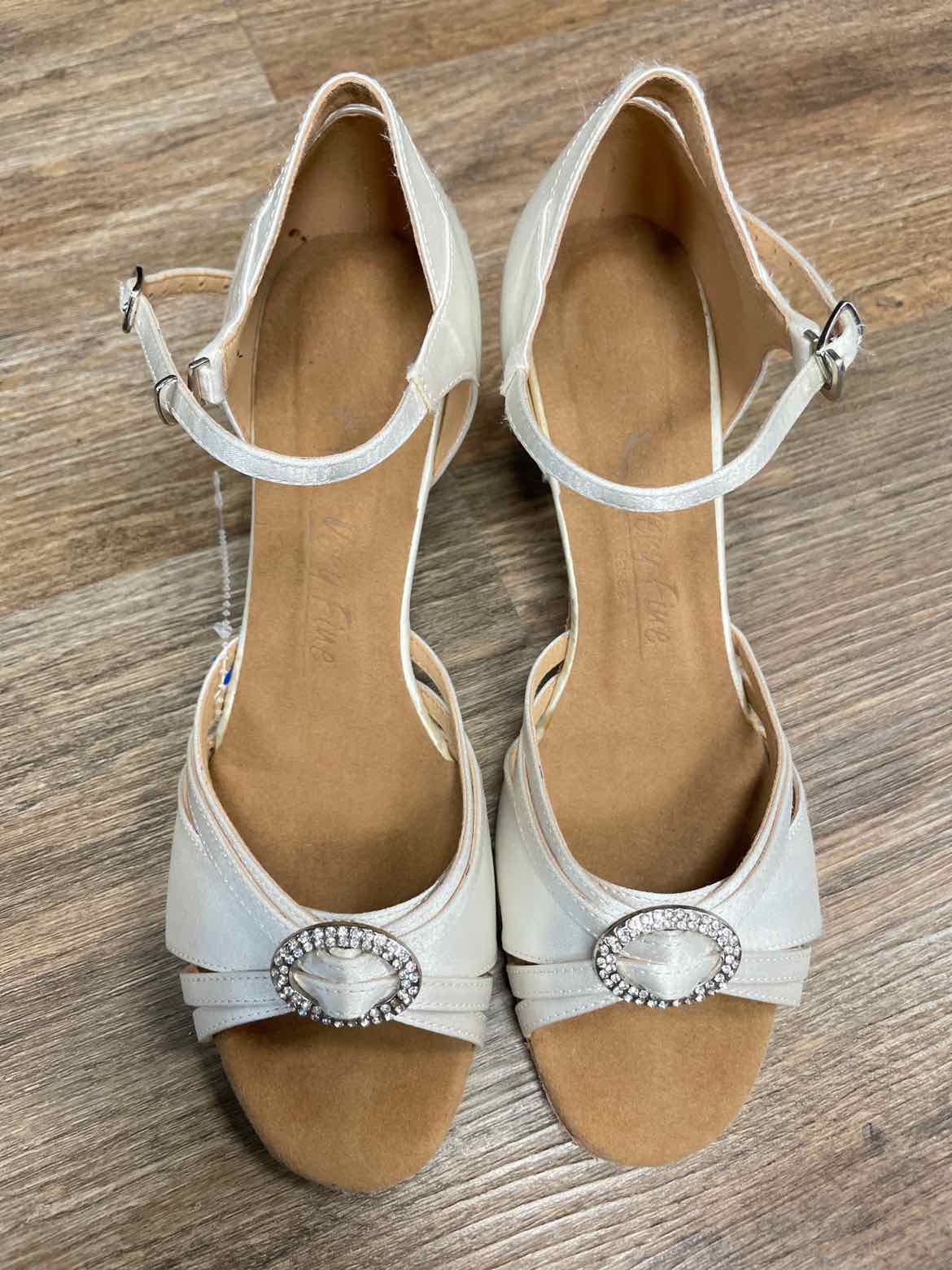Very Fine Size 8.5 White Shoes